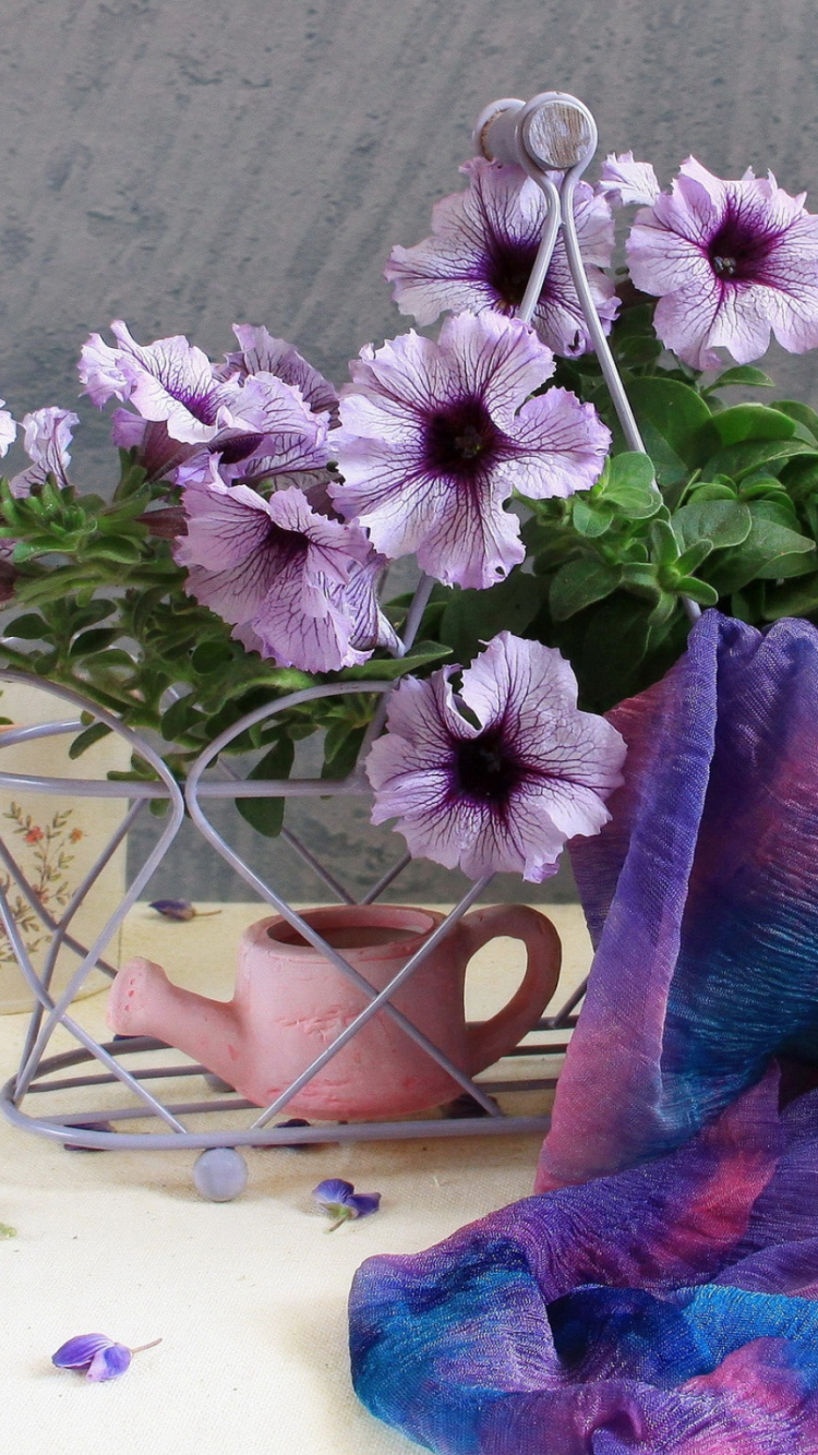 Weiße Und Violette Blumen in Weißer Keramikvase. Wallpaper in 750x1334 Resolution