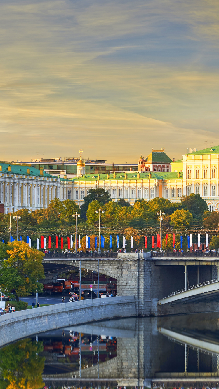 Braunes Und Weißes Betongebäude in Der Nähe Der Brücke. Wallpaper in 750x1334 Resolution