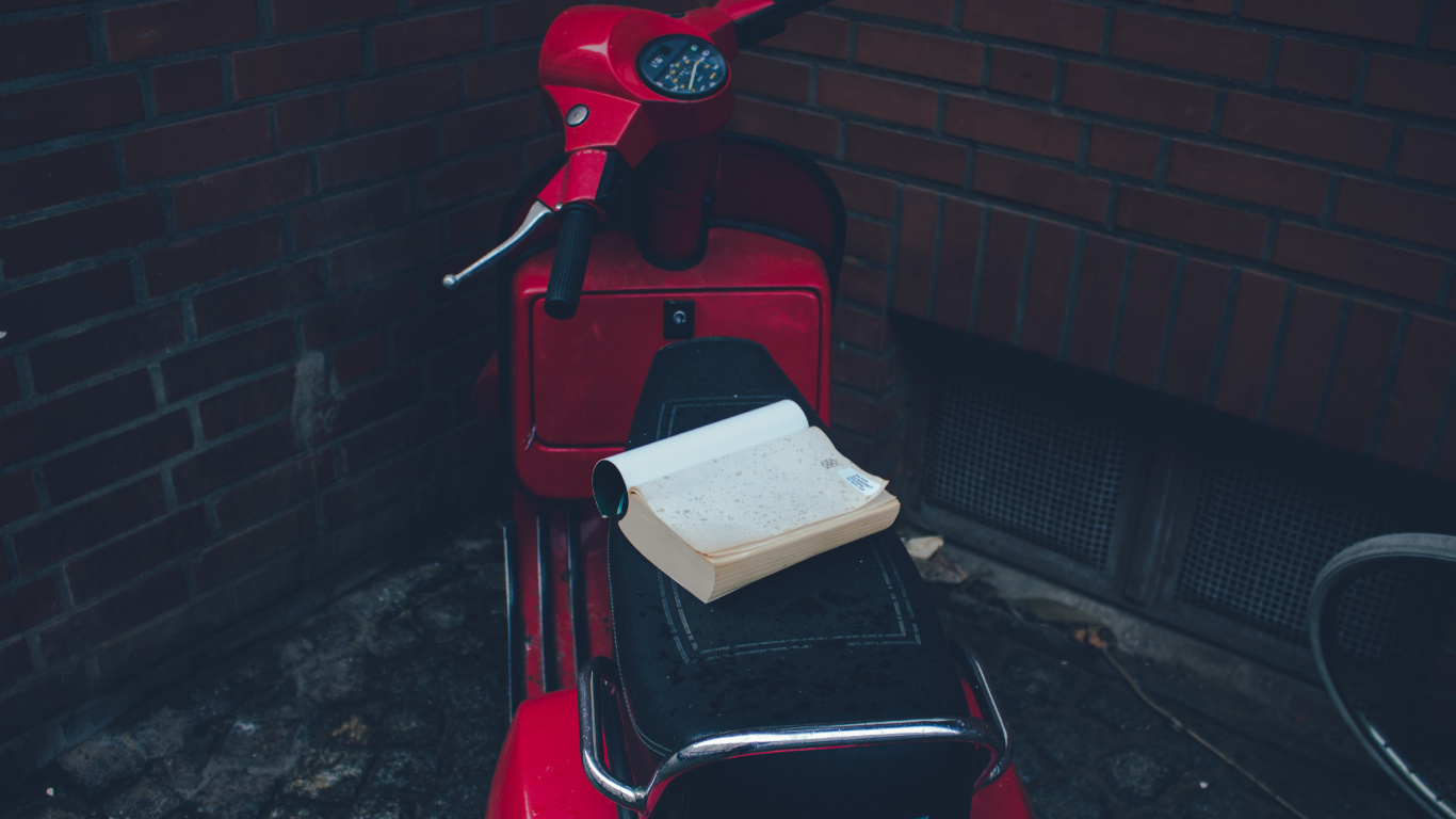 Scooter Rojo y Negro. Wallpaper in 1366x768 Resolution