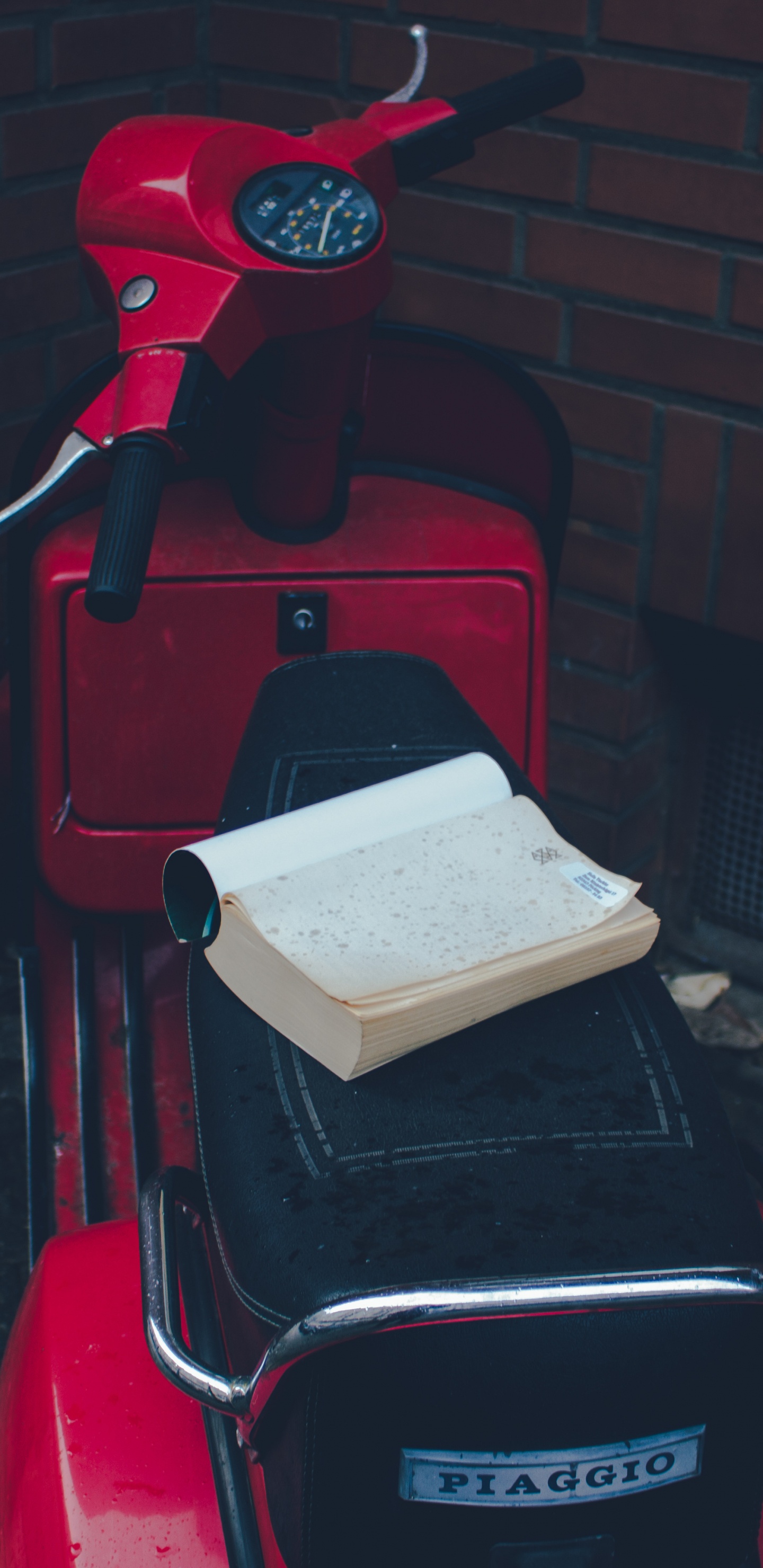 Scooter Rojo y Negro. Wallpaper in 1440x2960 Resolution