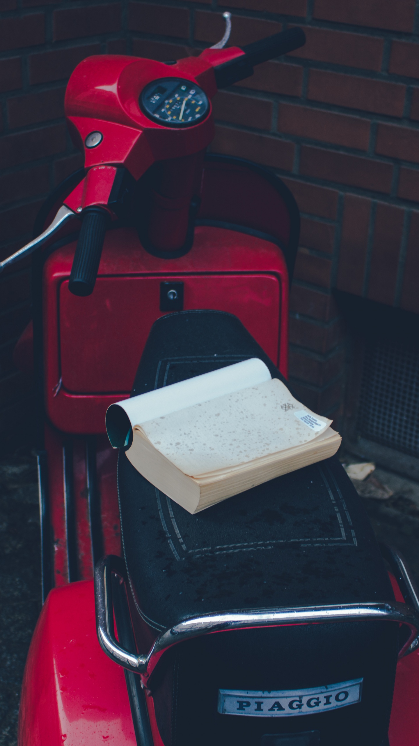 Red and Black Motor Scooter. Wallpaper in 1440x2560 Resolution
