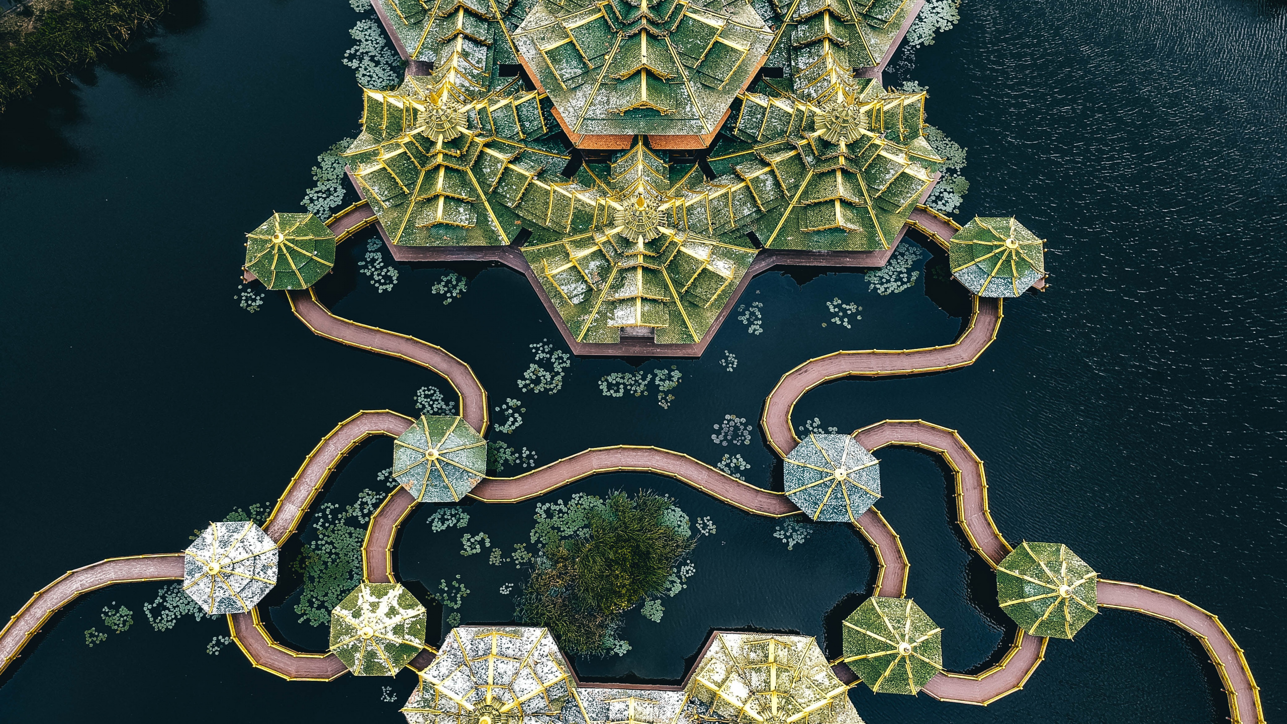 Collar Colgante en Forma de Corazón de Oro y Plata. Wallpaper in 2560x1440 Resolution