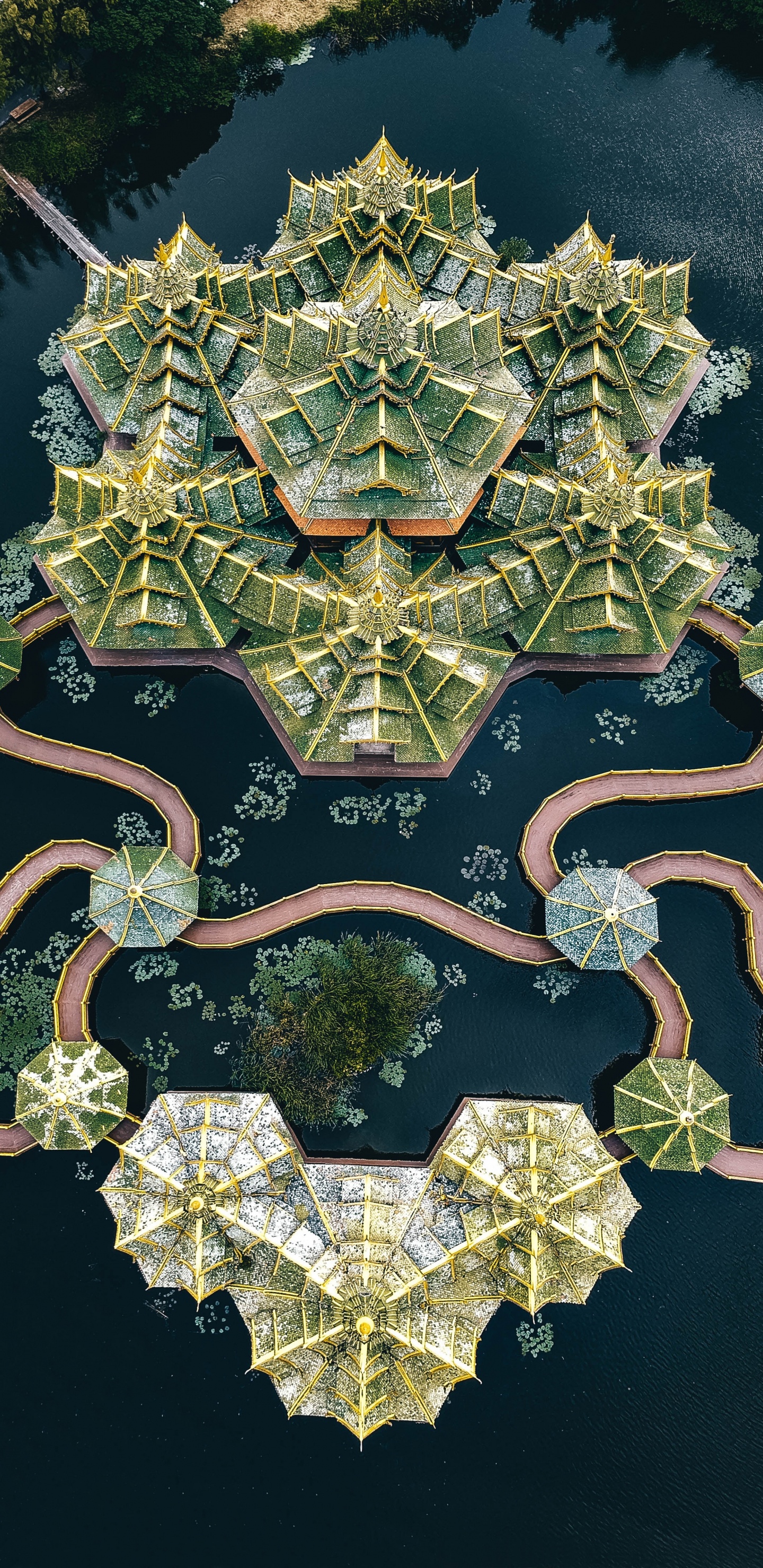 Halskette Mit Herzförmigem Anhänger Aus Gold Und Silber. Wallpaper in 1440x2960 Resolution