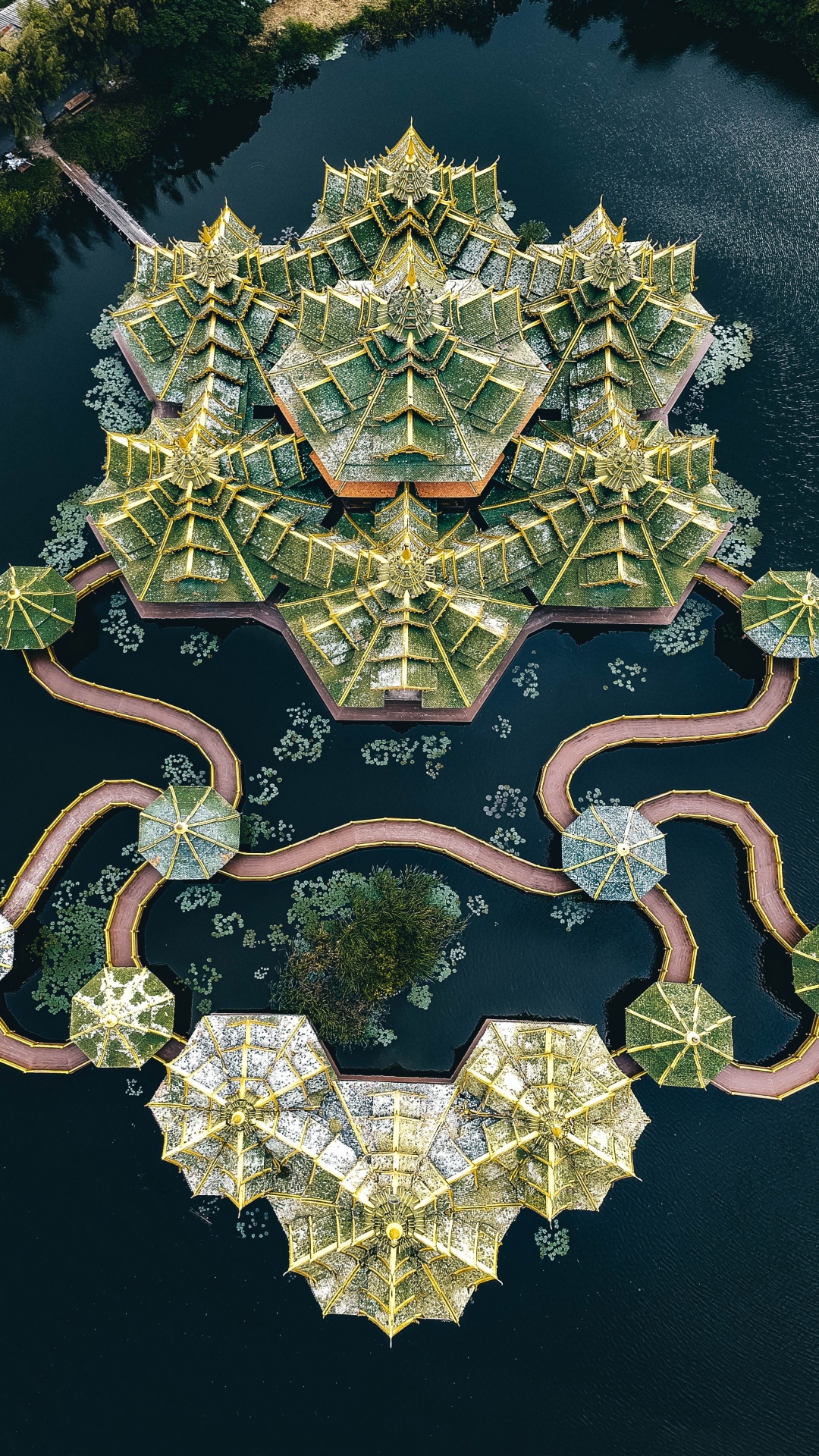 Gold and Silver Heart Shaped Pendant Necklace. Wallpaper in 1080x1920 Resolution