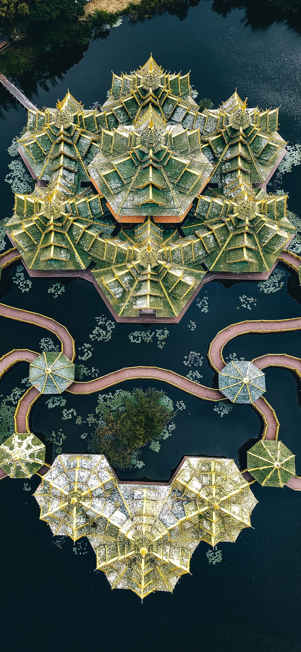 Gold and Silver Heart Shaped Pendant Necklace. Wallpaper in 1242x2688 Resolution