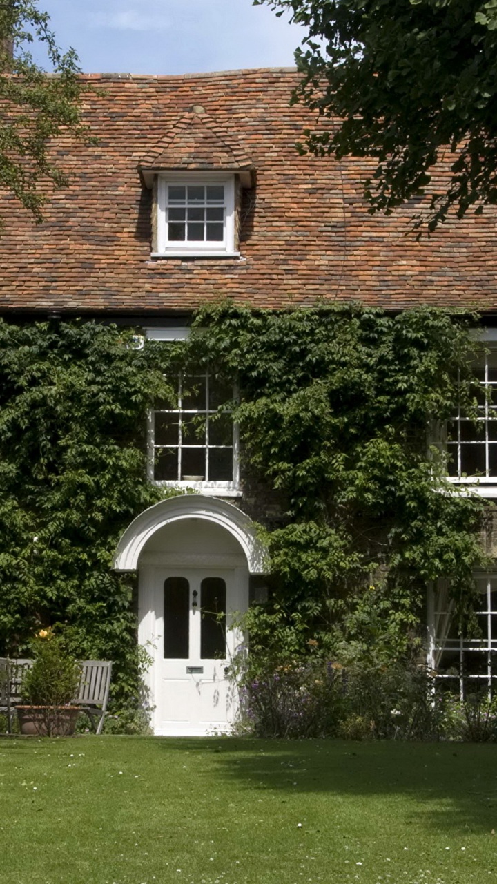 Casa de Hormigón Marrón y Blanco Cerca Del Campo de Hierba Verde Durante el Día. Wallpaper in 720x1280 Resolution