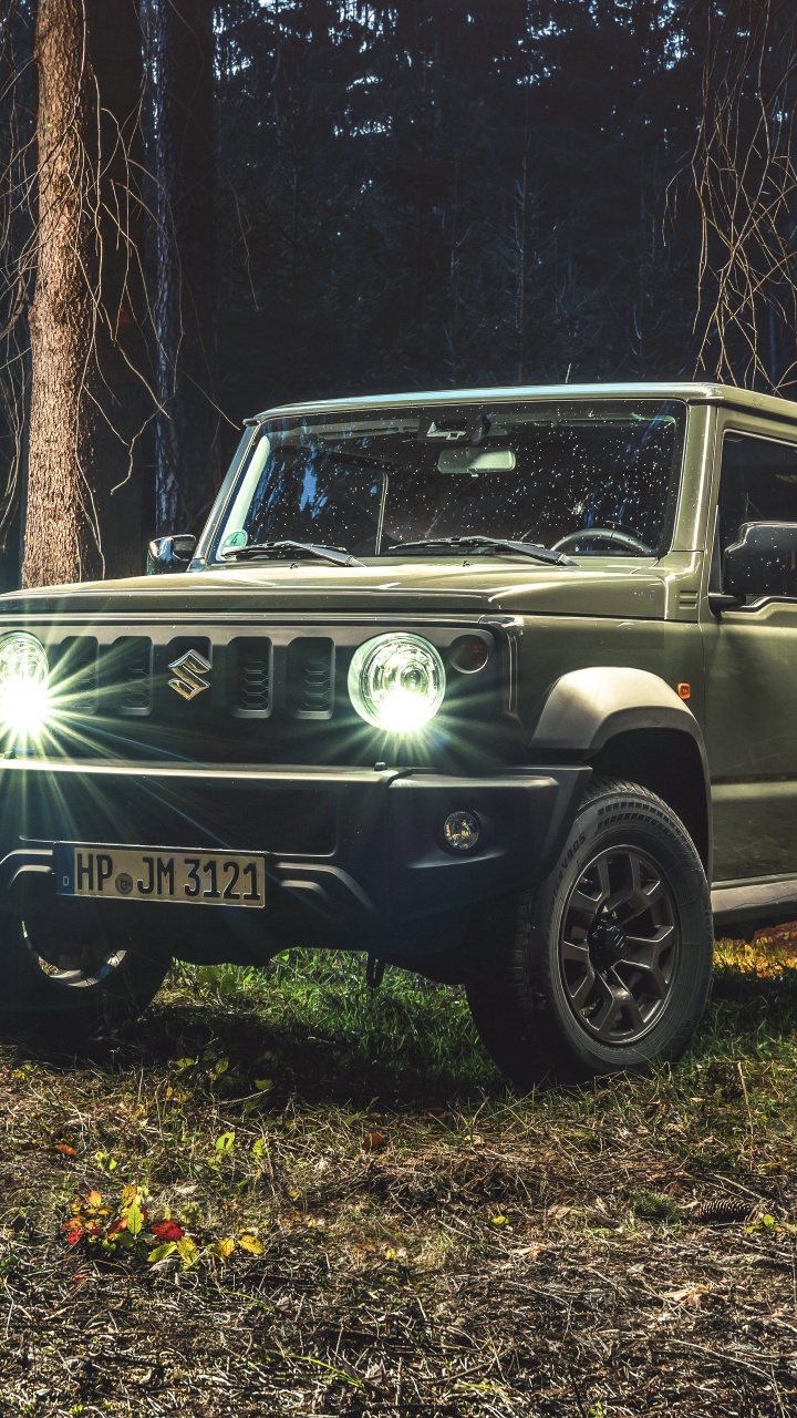 Schwarzer Mercedes Benz g Klasse SUV Geparkt Neben Braunem Baum Tagsüber. Wallpaper in 720x1280 Resolution