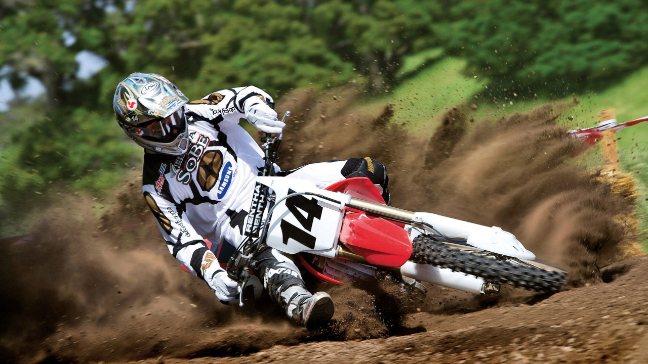 Man Riding Motocross Rouge et Blanc Dirt Bike. Wallpaper in 1280x720 Resolution