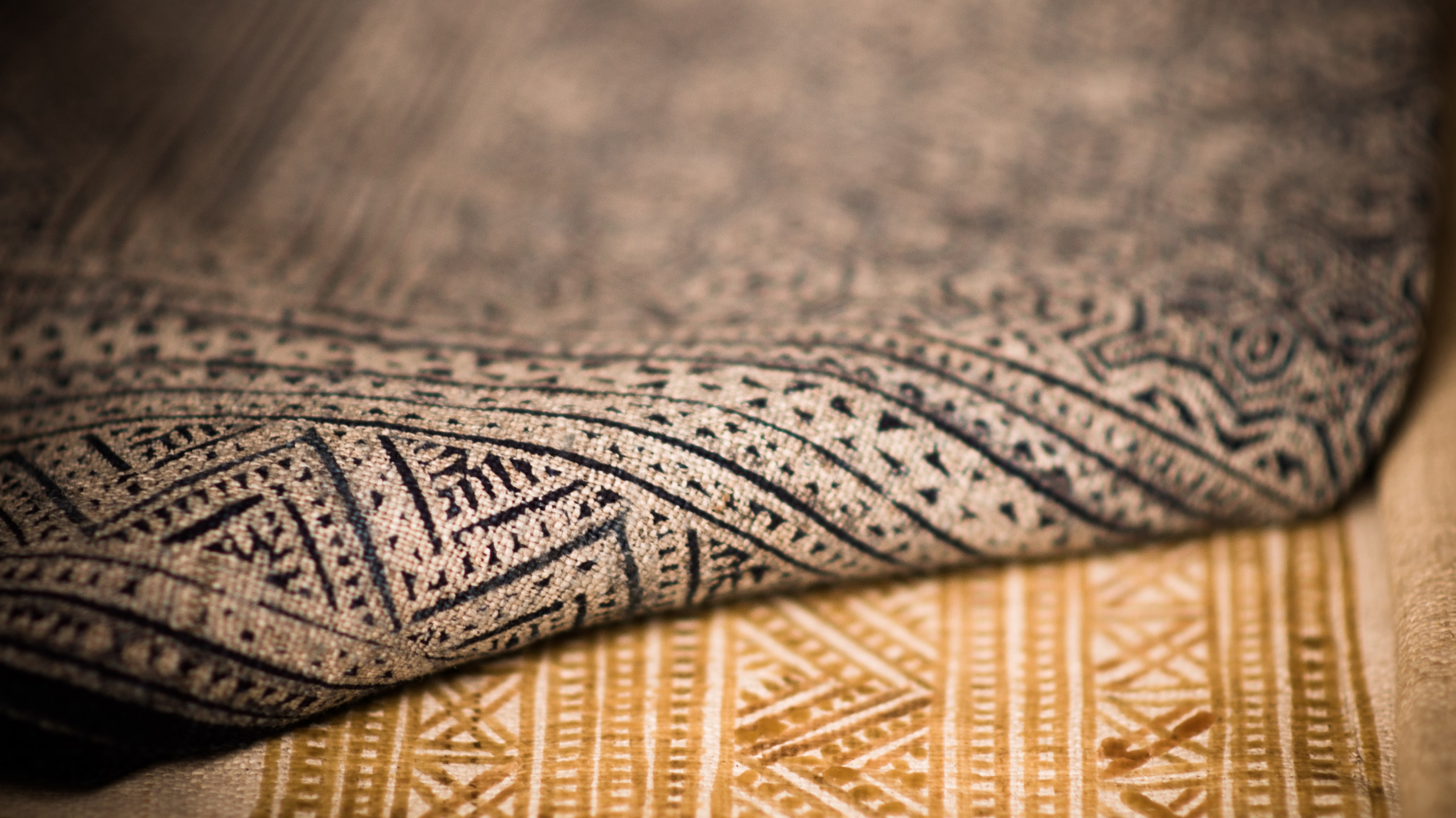 White and Black Tribal Textile. Wallpaper in 3840x2160 Resolution