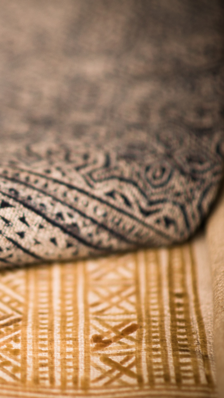 White and Black Tribal Textile. Wallpaper in 750x1334 Resolution