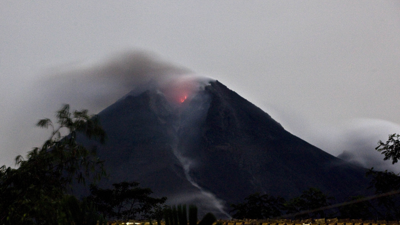 Árboles Verdes Cerca de la Montaña Durante el Día. Wallpaper in 1280x720 Resolution