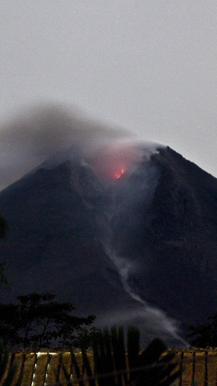 Green Trees Near Mountain During Daytime. Wallpaper in 750x1334 Resolution
