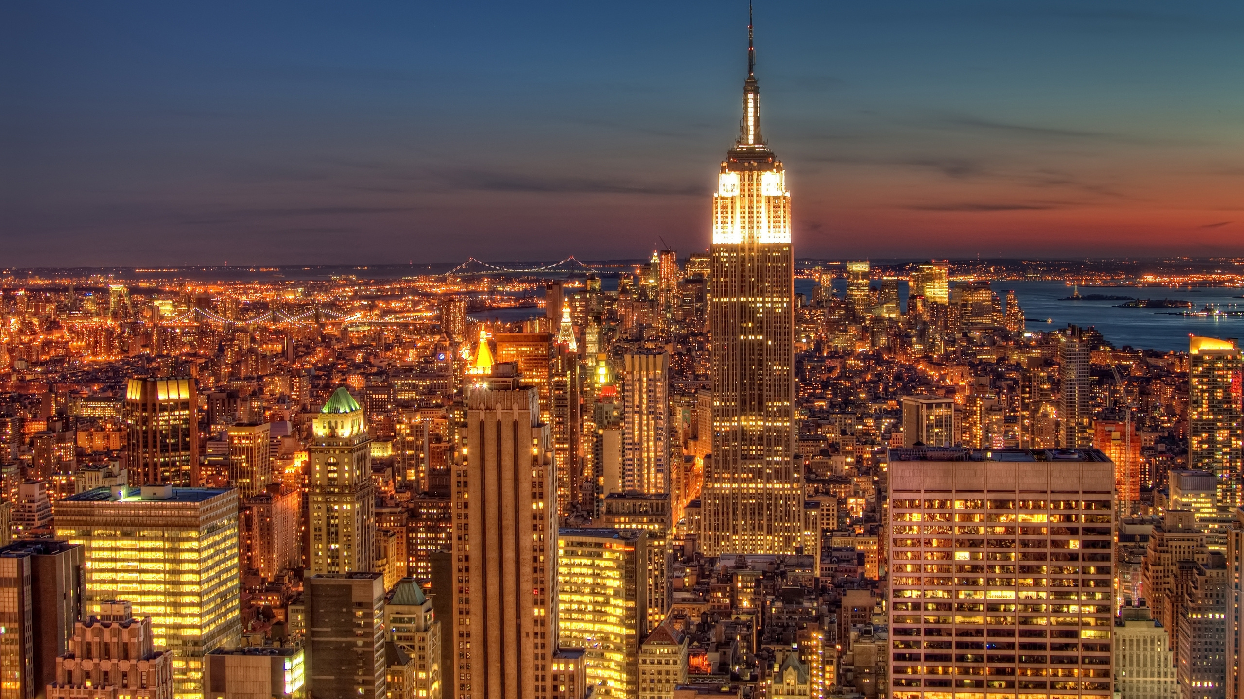 Horizonte de la Ciudad Durante la Noche. Wallpaper in 2560x1440 Resolution