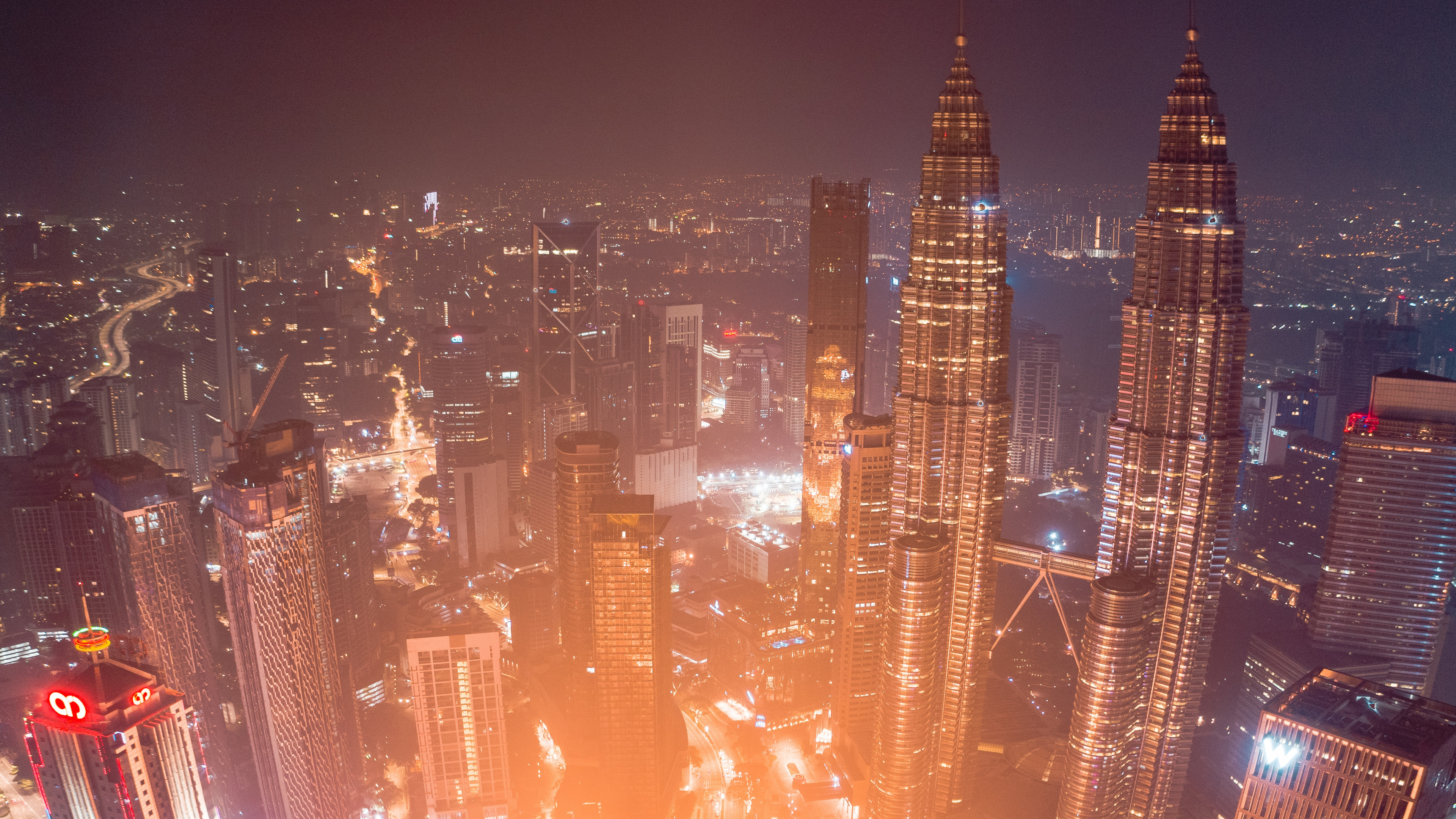 Vue Aérienne Des Bâtiments de la Ville Pendant la Nuit. Wallpaper in 3840x2160 Resolution