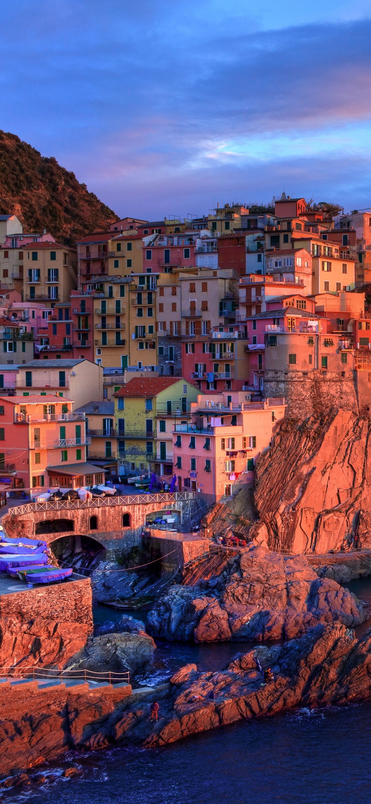 Maisons Sur la Falaise au Bord de la Mer Pendant la Journée. Wallpaper in 1242x2688 Resolution