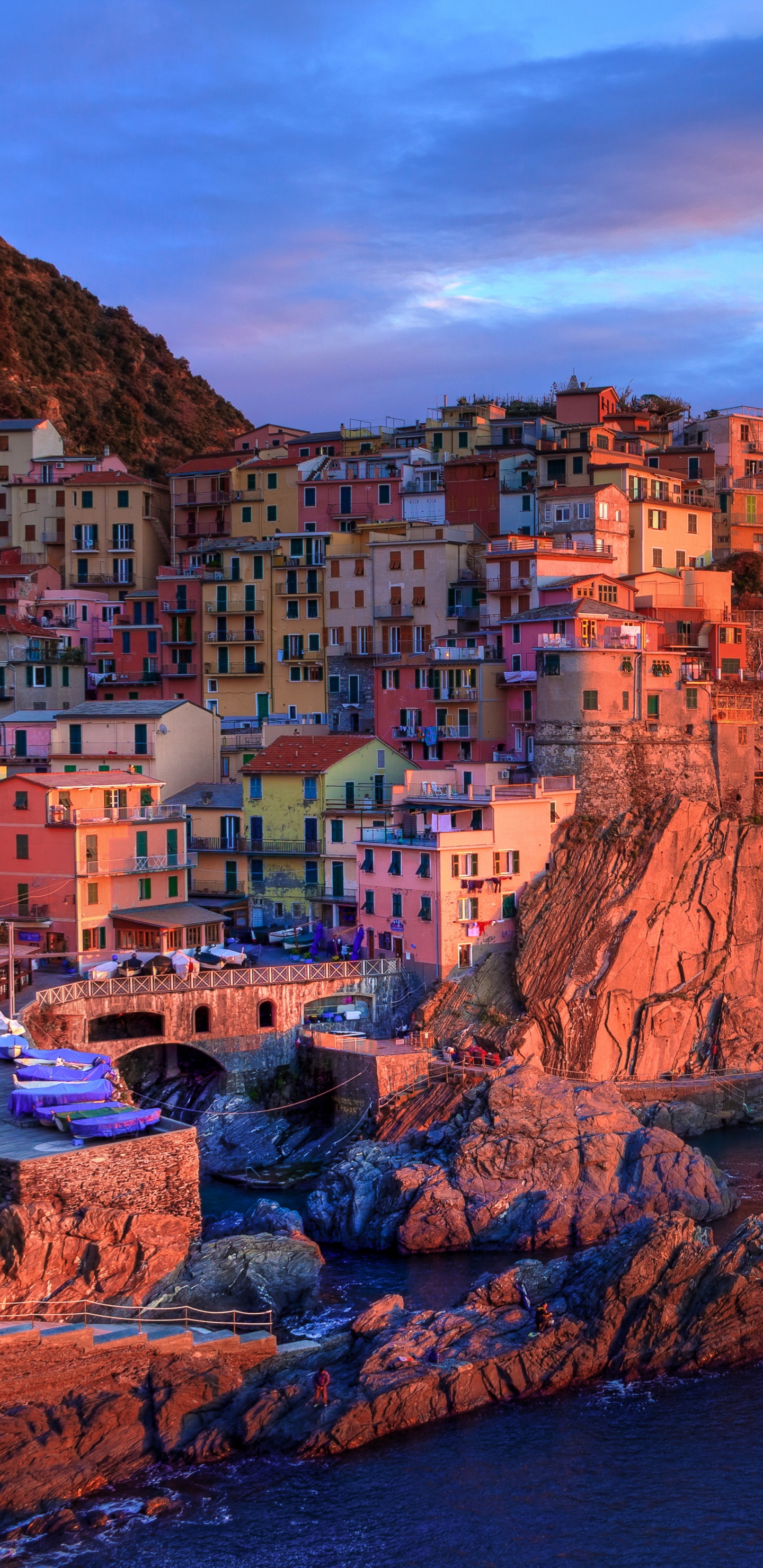 Maisons Sur la Falaise au Bord de la Mer Pendant la Journée. Wallpaper in 1440x2960 Resolution