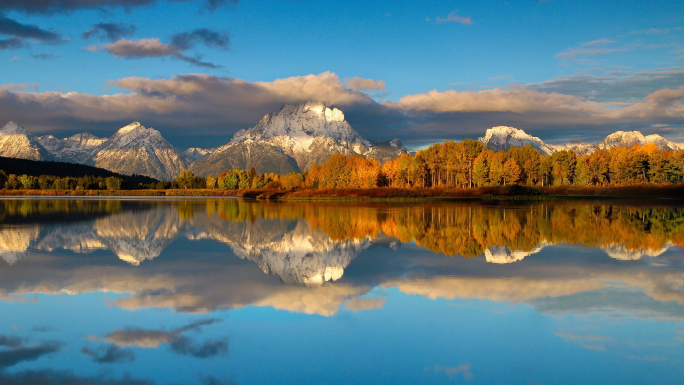 Lago Cerca de la Montaña Bajo un Cielo Azul Durante el Día. Wallpaper in 1366x768 Resolution