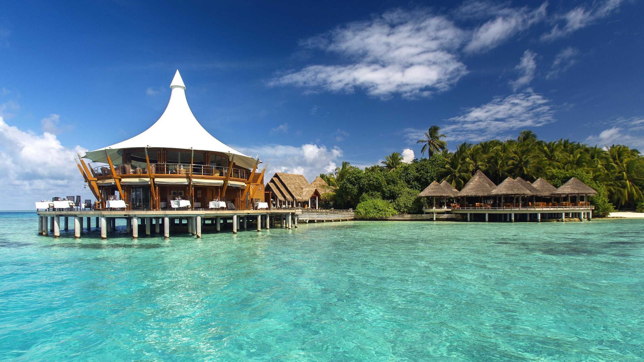 Brown Wooden House on Swimming Pool During Daytime. Wallpaper in 2560x1440 Resolution