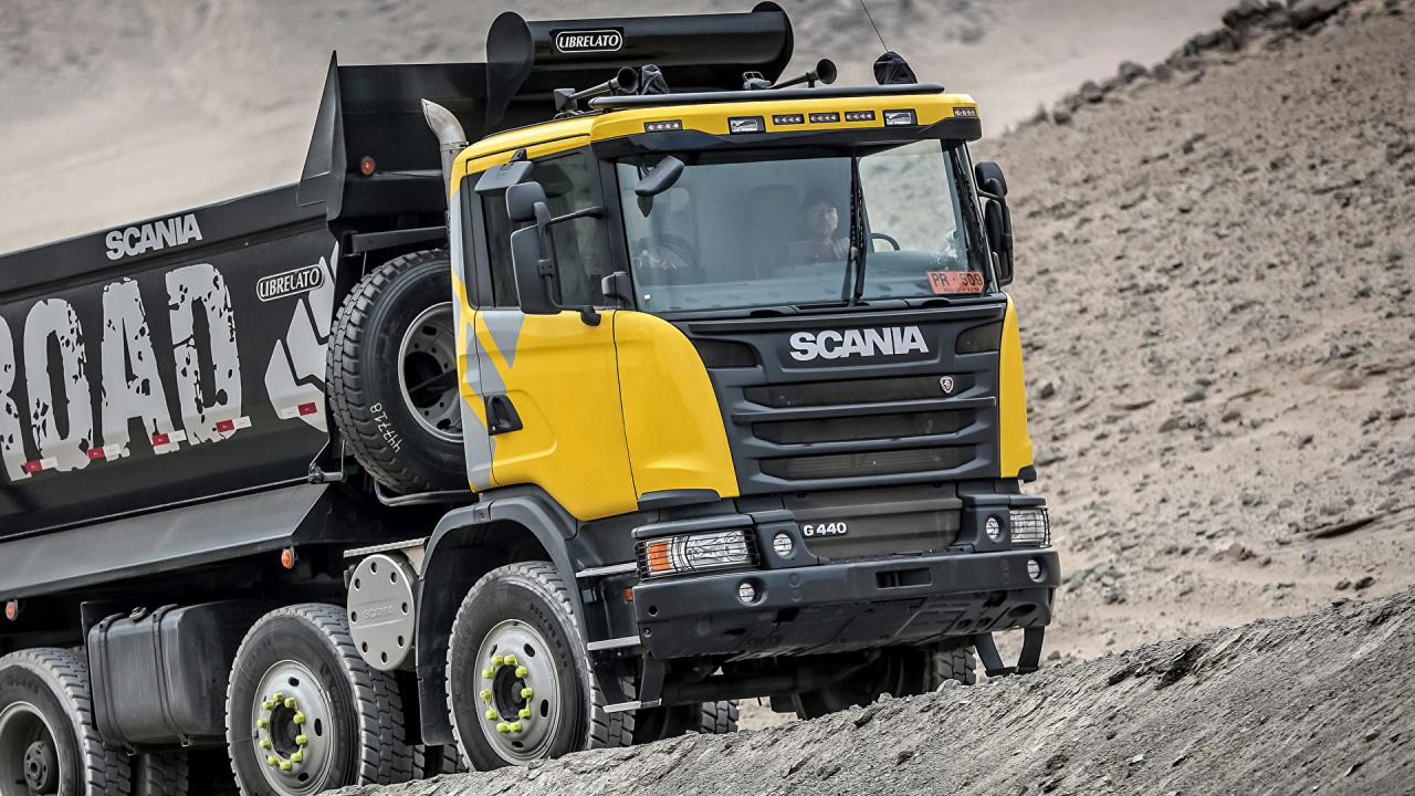 Gelber Und Schwarzer LKW Auf Schneebedecktem Boden Tagsüber. Wallpaper in 1280x720 Resolution