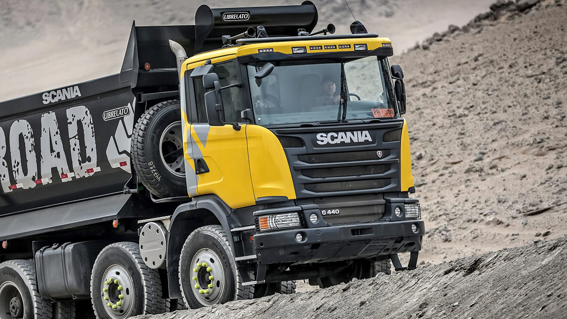 Gelber Und Schwarzer LKW Auf Schneebedecktem Boden Tagsüber. Wallpaper in 1920x1080 Resolution