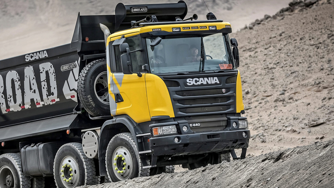 Camion Jaune et Noir Sur Sol Couvert de Neige Pendant la Journée. Wallpaper in 1366x768 Resolution