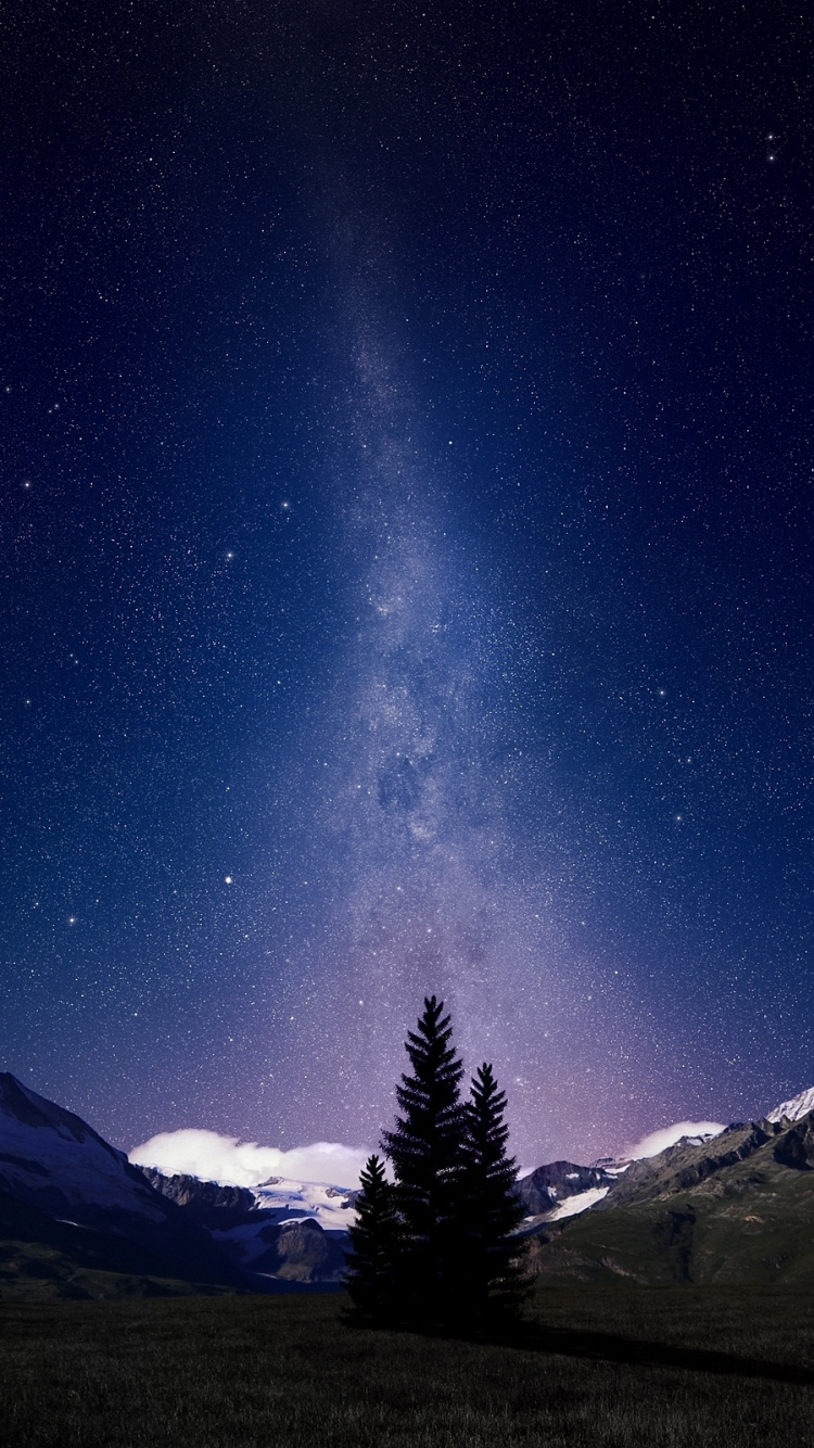 Montaña Cubierta de Nieve Bajo la Noche Estrellada. Wallpaper in 750x1334 Resolution