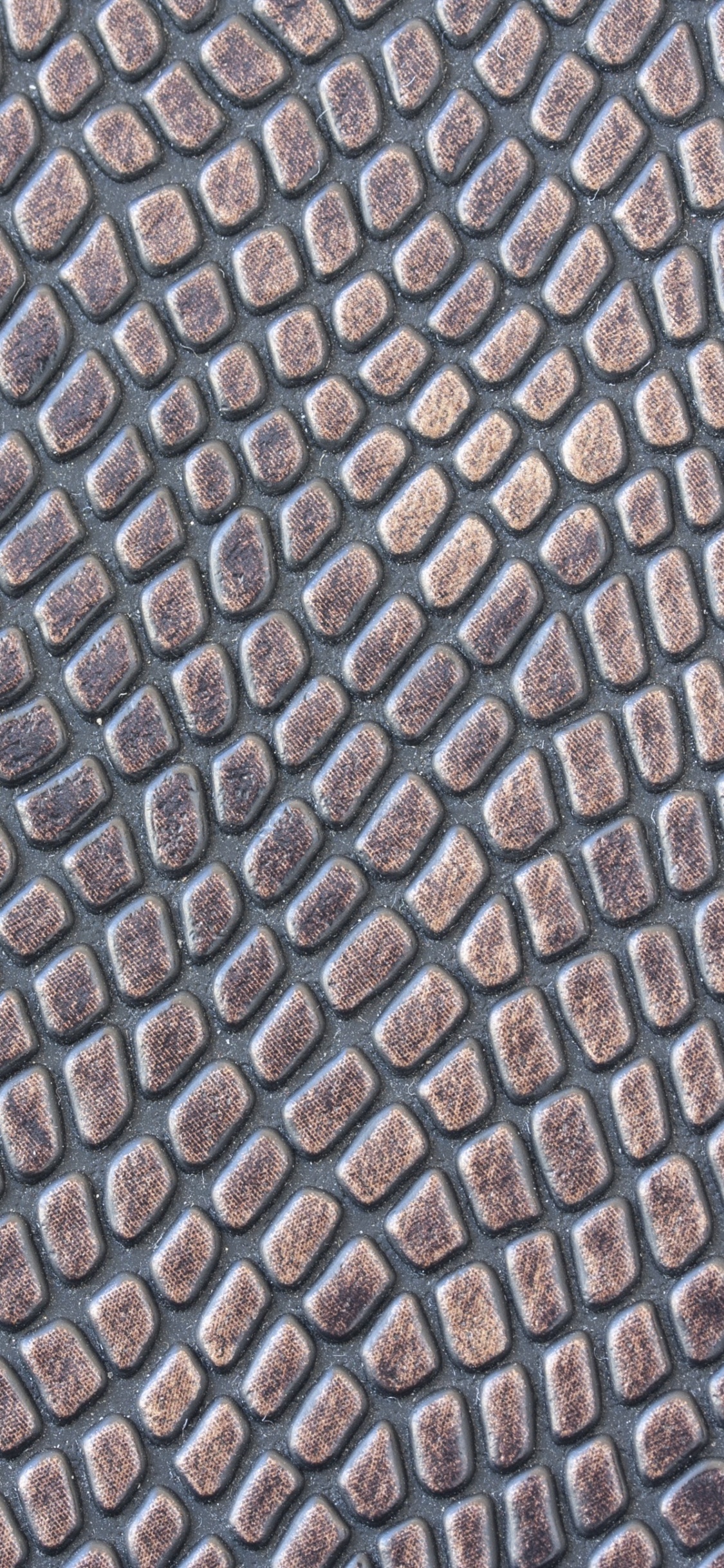 Schwarz-weißes Textil Auf Braunem Holztisch. Wallpaper in 1125x2436 Resolution