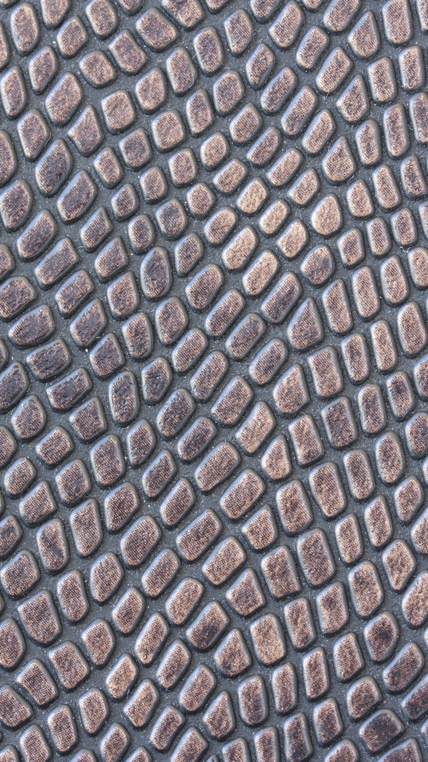 Schwarz-weißes Textil Auf Braunem Holztisch. Wallpaper in 1440x2560 Resolution