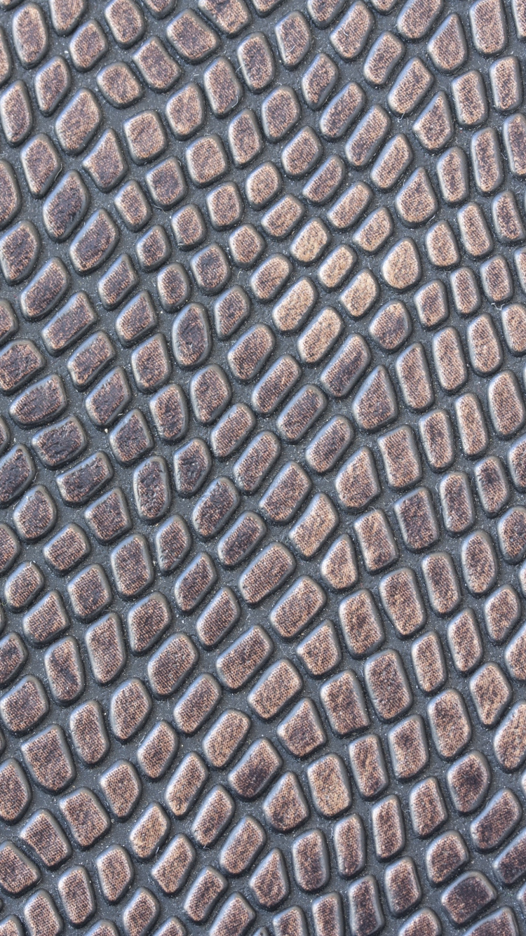 Schwarz-weißes Textil Auf Braunem Holztisch. Wallpaper in 750x1334 Resolution