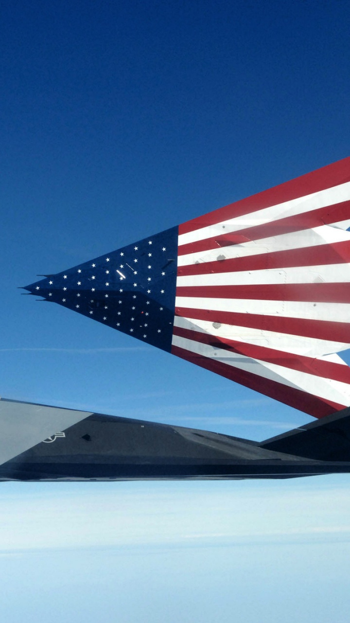 Weißer Roter Und Blauer Flugzeugflügel. Wallpaper in 720x1280 Resolution