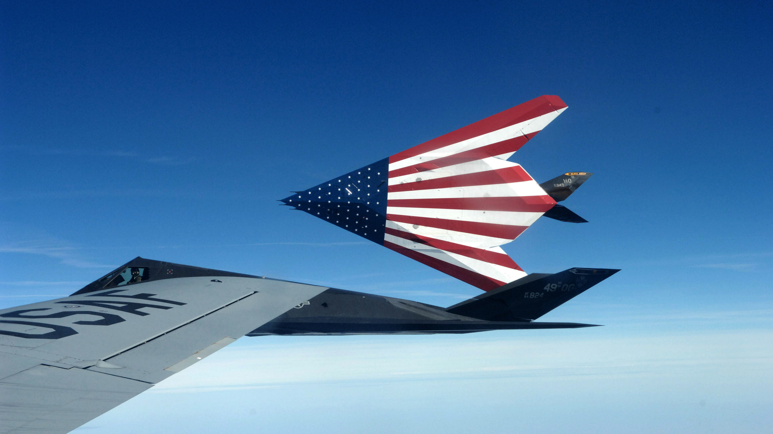 White Red and Blue Plane Wing. Wallpaper in 2560x1440 Resolution