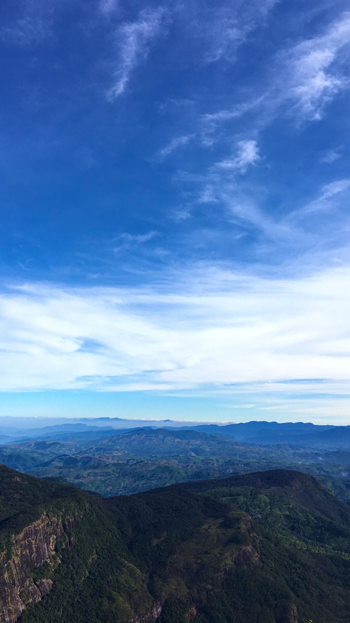 Montagnes Vertes Sous Ciel Bleu Pendant la Journée. Wallpaper in 1440x2560 Resolution