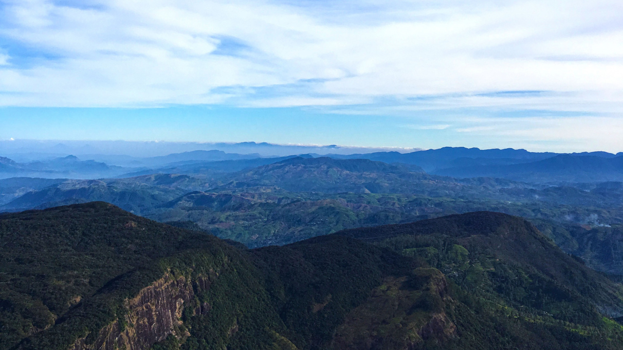 Tagsüber Grüne Berge Unter Blauem Himmel. Wallpaper in 1280x720 Resolution