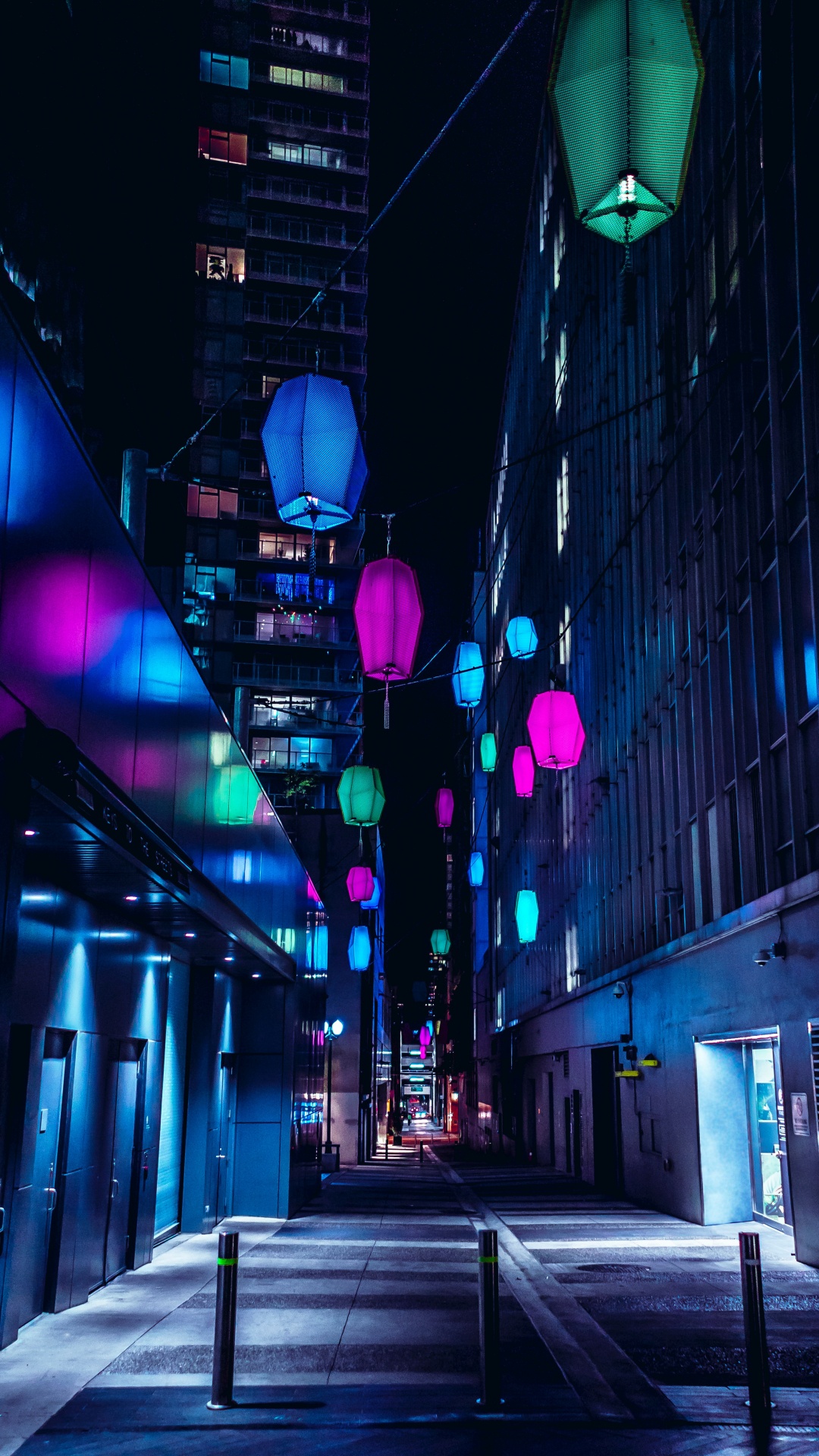 Blaue Und Grüne Laterne Auf Der Straße Während Der Nachtzeit. Wallpaper in 1080x1920 Resolution