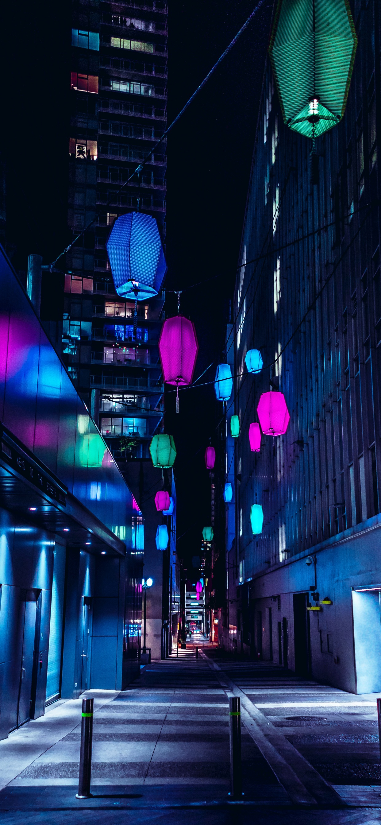 Lanterne Bleue et Verte Dans la Rue Pendant la Nuit. Wallpaper in 1242x2688 Resolution