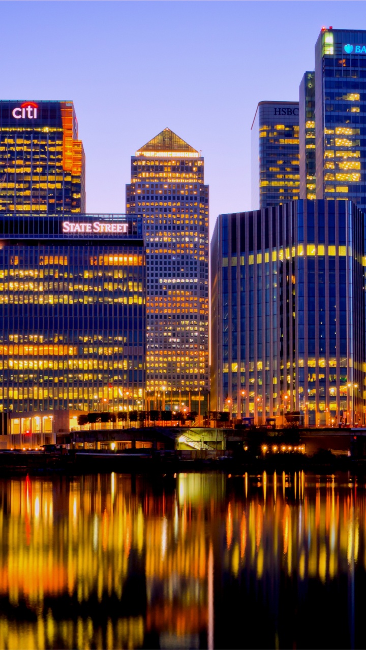 Skyline Der Stadt Über Gewässer Während Der Nacht. Wallpaper in 720x1280 Resolution