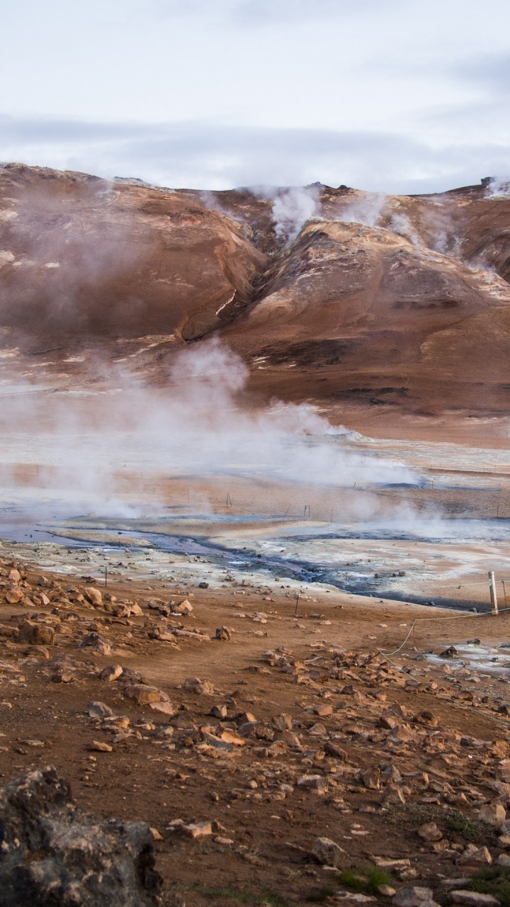 Champ Brun Près de la Montagne Brune Sous Des Nuages Blancs Pendant la Journée. Wallpaper in 720x1280 Resolution