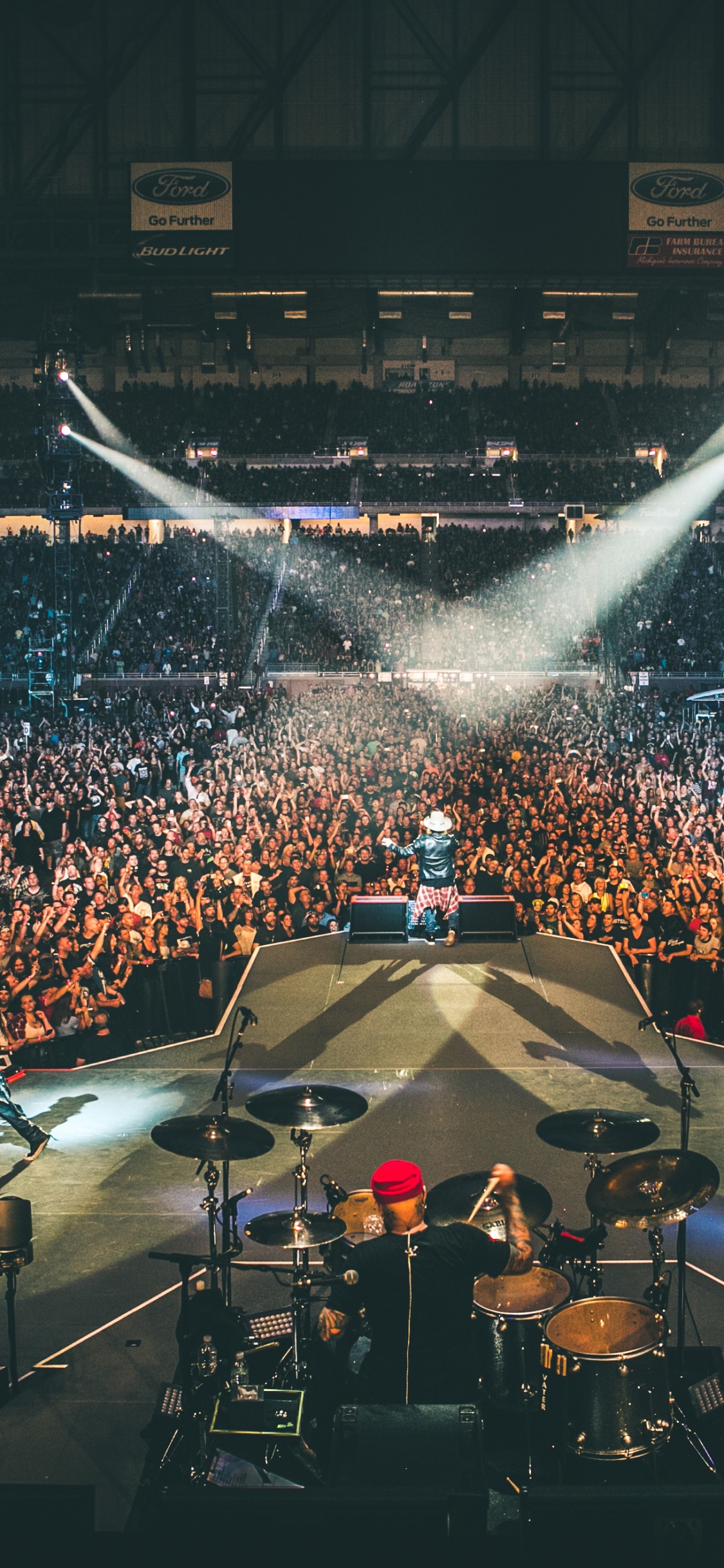 Not in This Lifetime Tour, Guns N Roses, Concert, Performance, Entertainment. Wallpaper in 1125x2436 Resolution