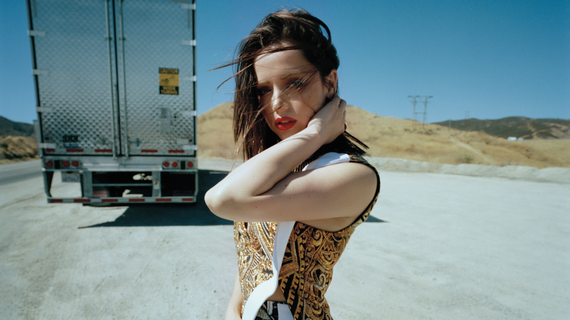 Mujer en Vestido Floral Amarillo y Negro. Wallpaper in 1920x1080 Resolution