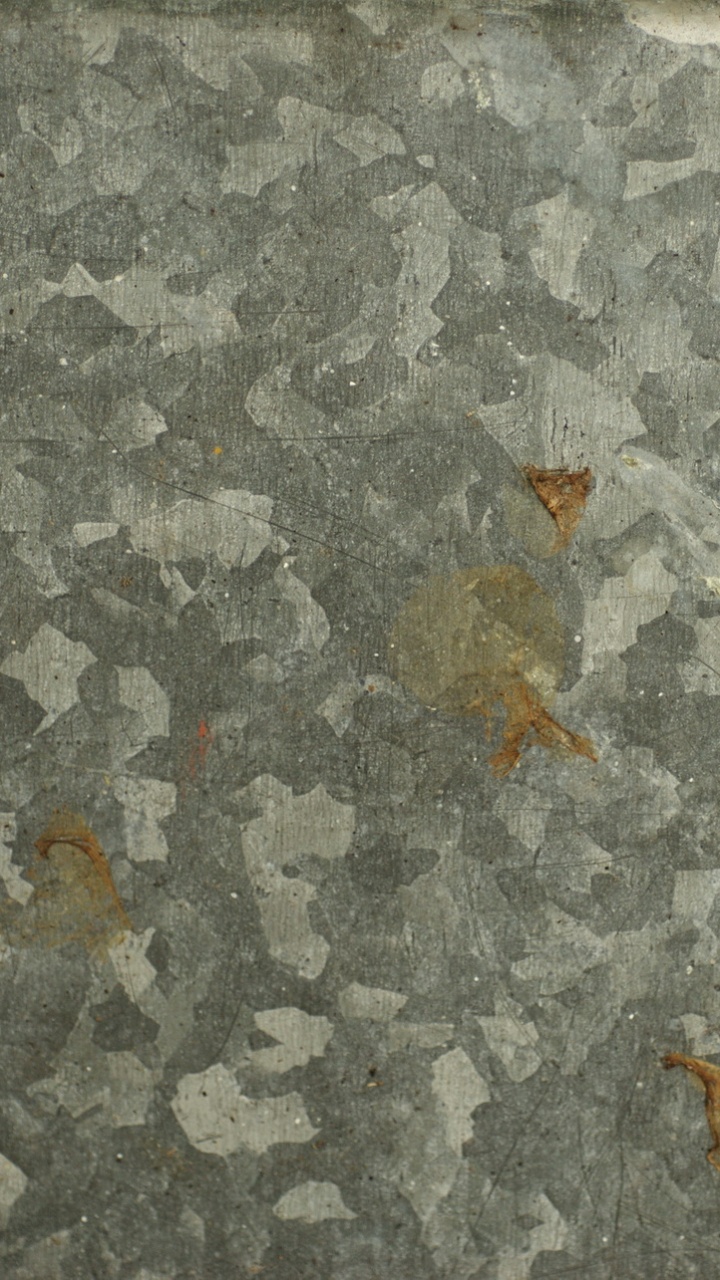 Braunes Getrocknetes Blatt Auf Grauem Betonboden. Wallpaper in 720x1280 Resolution