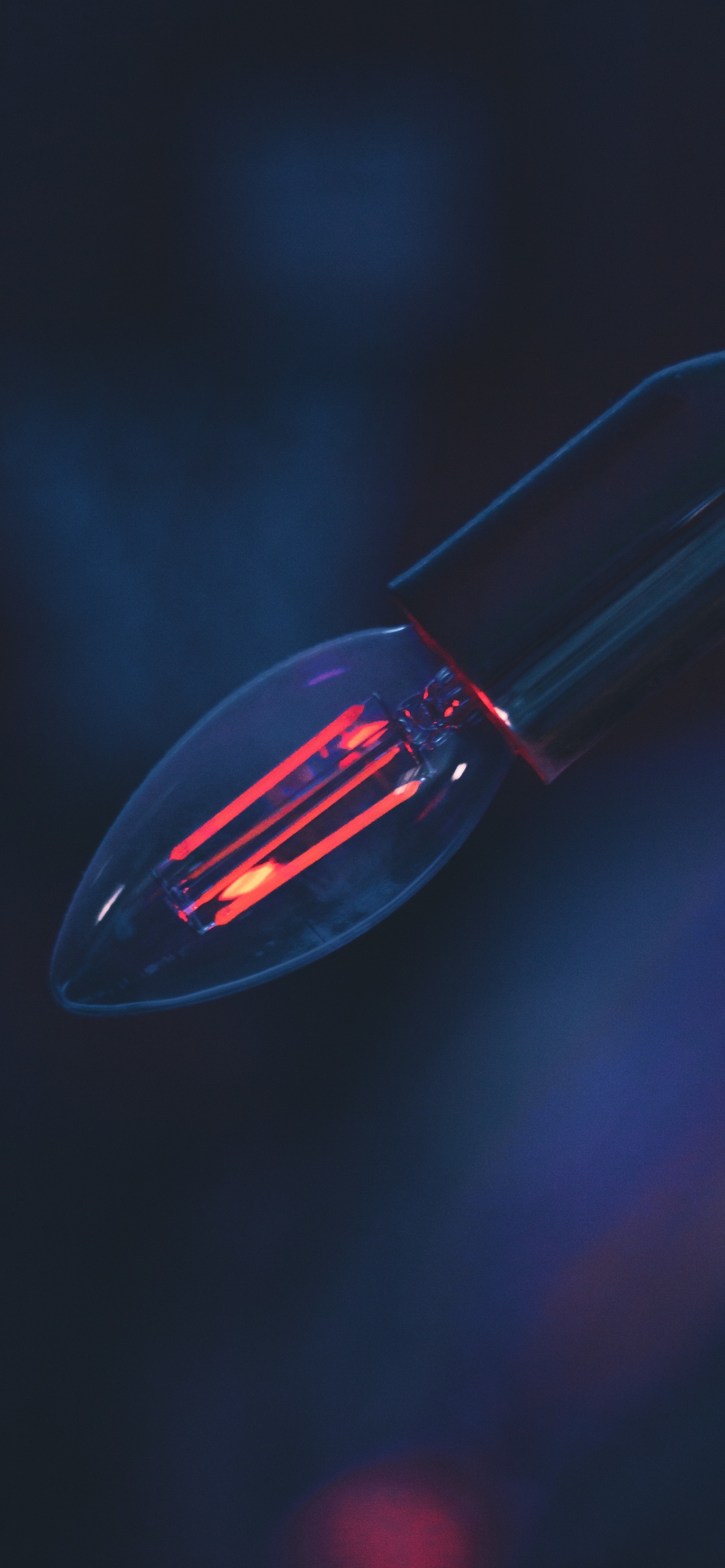 Ampoule Rouge Dans Une Pièce Sombre. Wallpaper in 1242x2688 Resolution