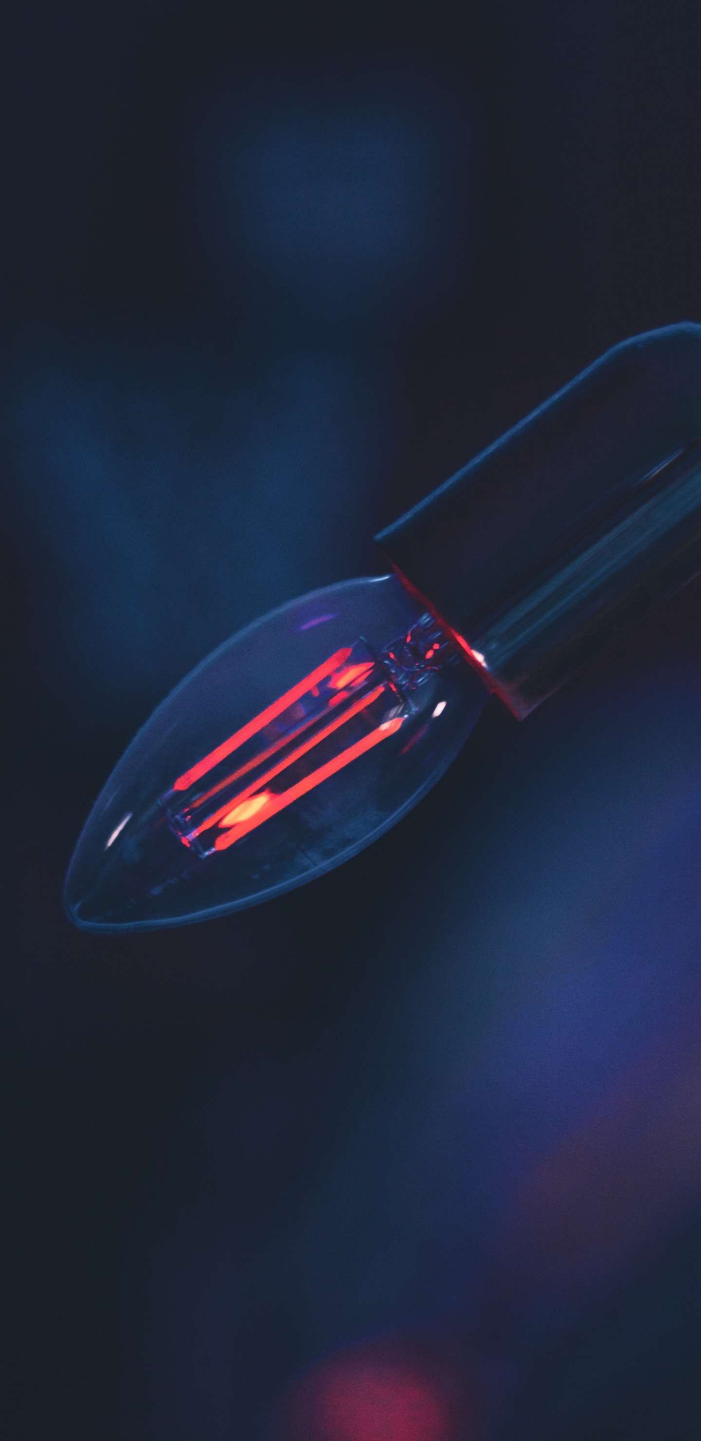 Ampoule Rouge Dans Une Pièce Sombre. Wallpaper in 1440x2960 Resolution