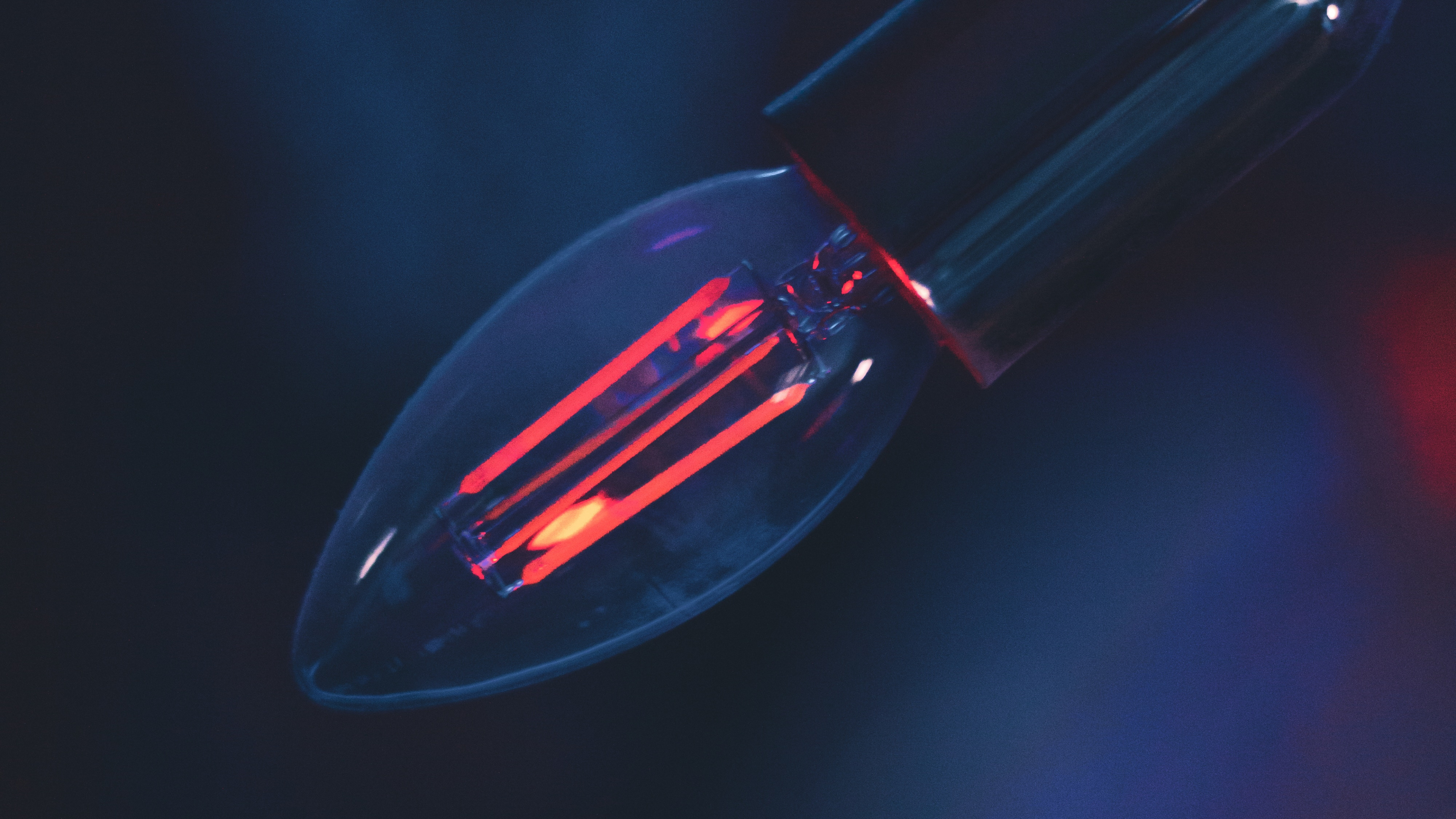 Ampoule Rouge Dans Une Pièce Sombre. Wallpaper in 3840x2160 Resolution