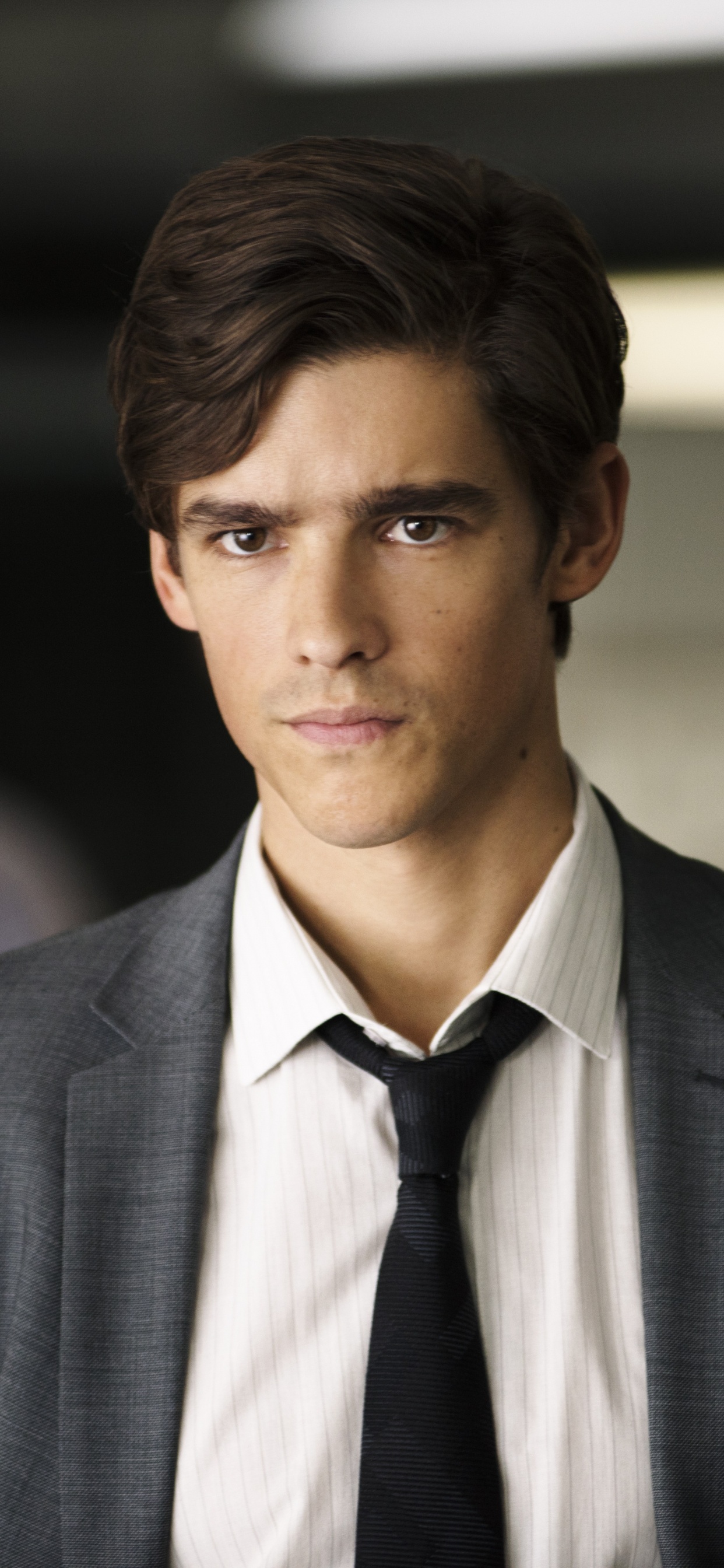 Hombre Con Chaqueta Gris. Wallpaper in 1242x2688 Resolution