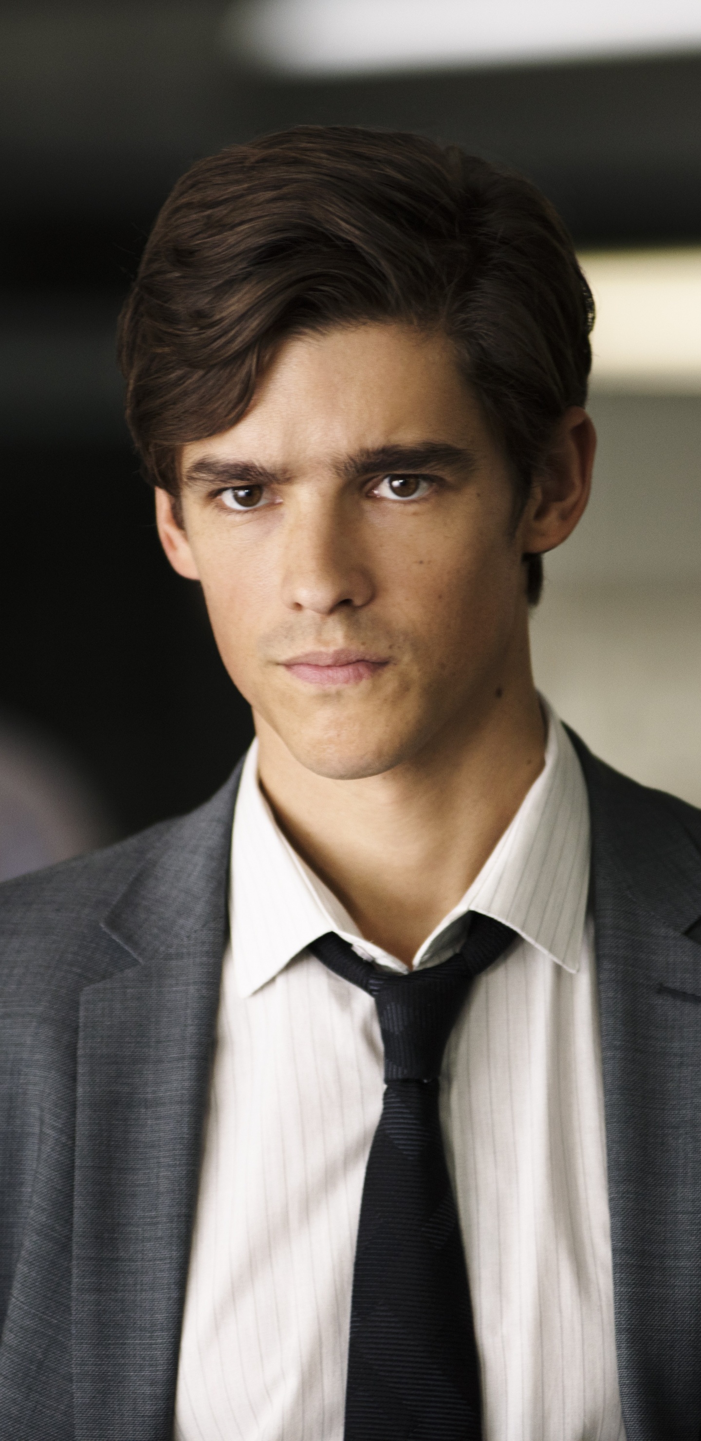 Mann in Grauer Anzugjacke. Wallpaper in 1440x2960 Resolution