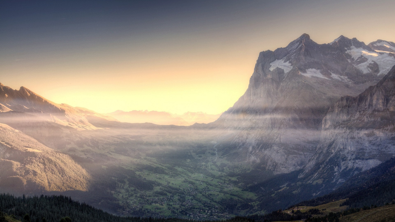 Montagnes Vertes Sous Ciel Bleu Pendant la Journée. Wallpaper in 1280x720 Resolution
