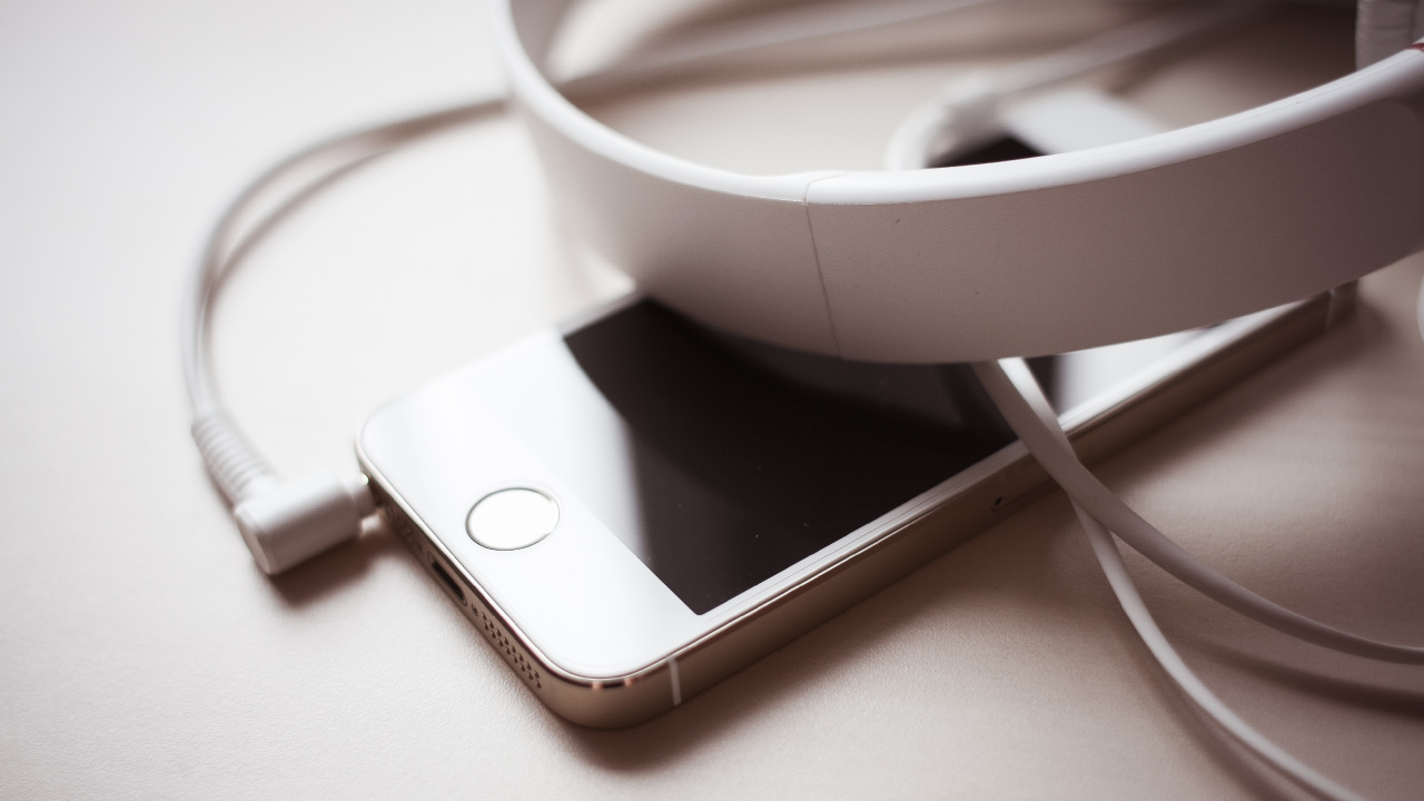 IPhone 6 Plateado en Base de Carga Blanca. Wallpaper in 1280x720 Resolution