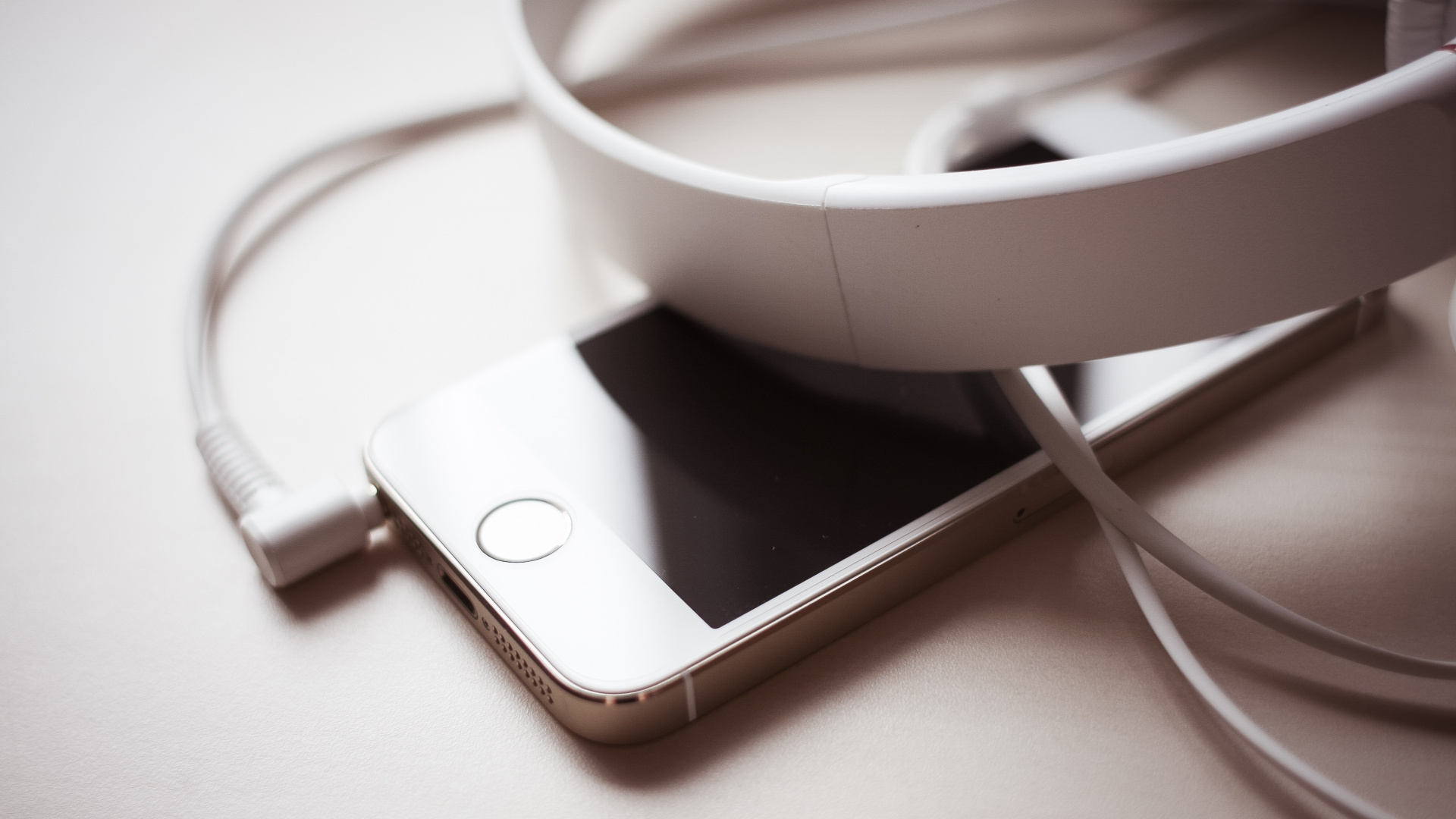 IPhone 6 Plateado en Base de Carga Blanca. Wallpaper in 1920x1080 Resolution