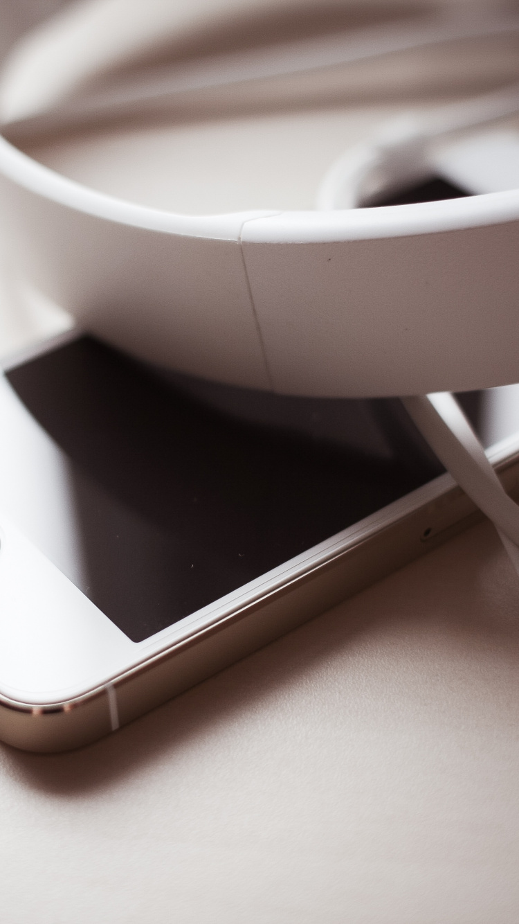 Silver Iphone 6 on White Charging Dock. Wallpaper in 750x1334 Resolution