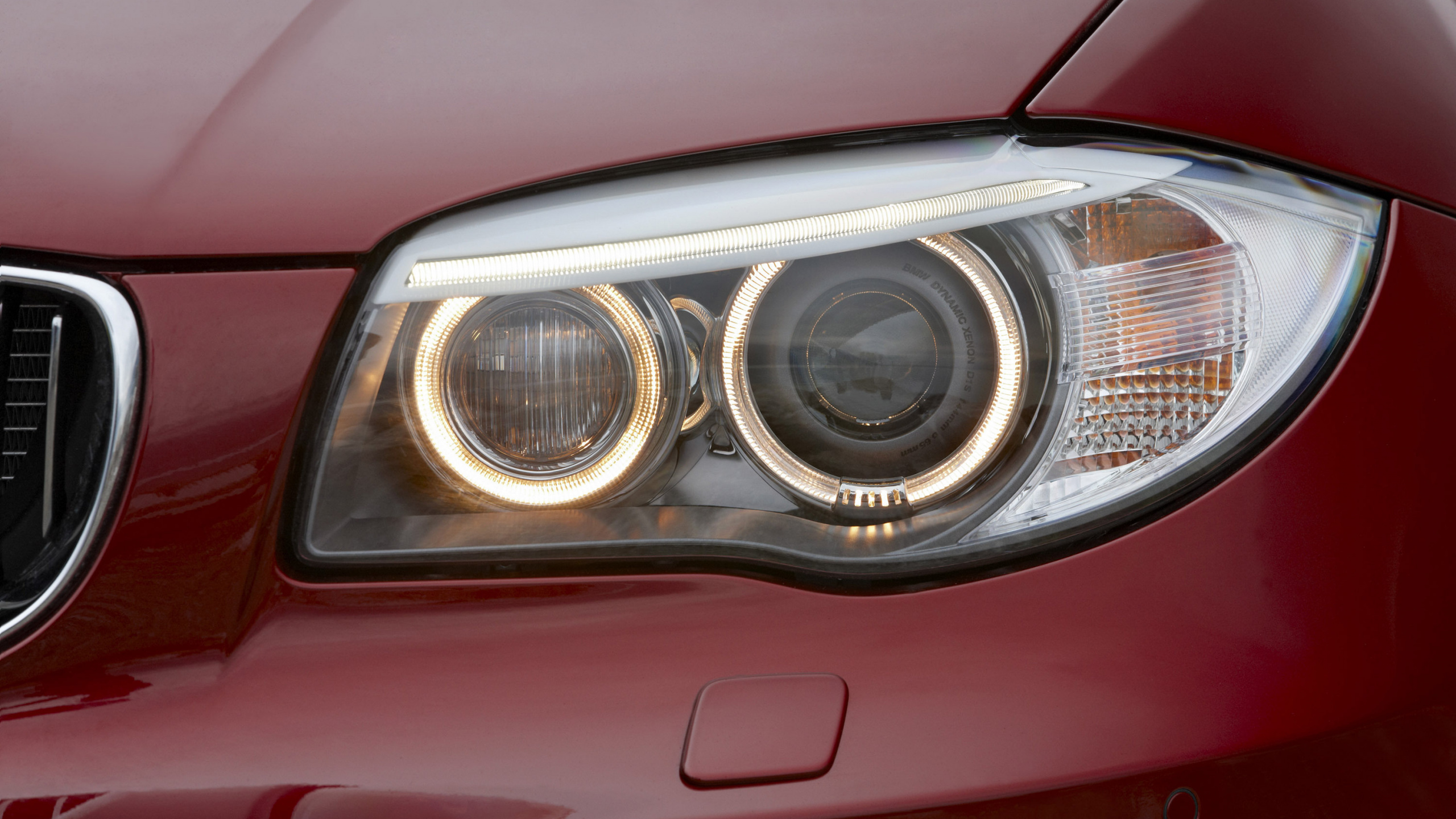 Coche Rojo Con Ventanilla Blanca y Negra.. Wallpaper in 2560x1440 Resolution